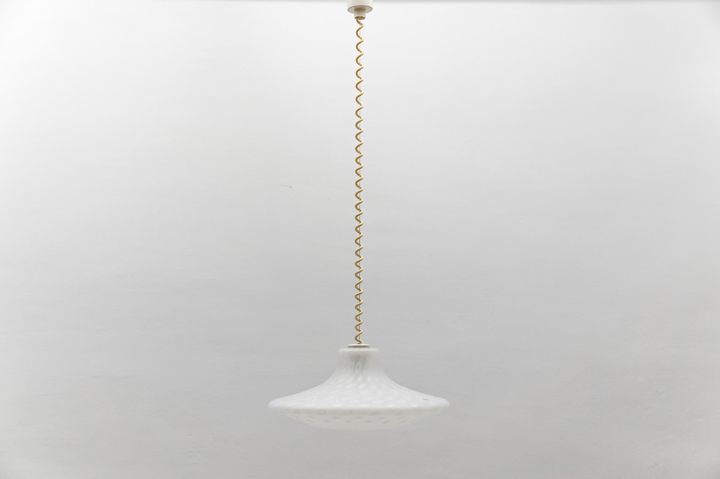 Lampada a sospensione in vetro vintage di Aloys Ferdinand Gangkofner, Peill & Putzler 1960s

Sovrapposizione di opale

Altezza regolabile da 68 a 150 cm, diametro 50 cm.

Il design è opera di Aloys Gangkofner, che lavorò dopo Wagenfeld dal 1953 al