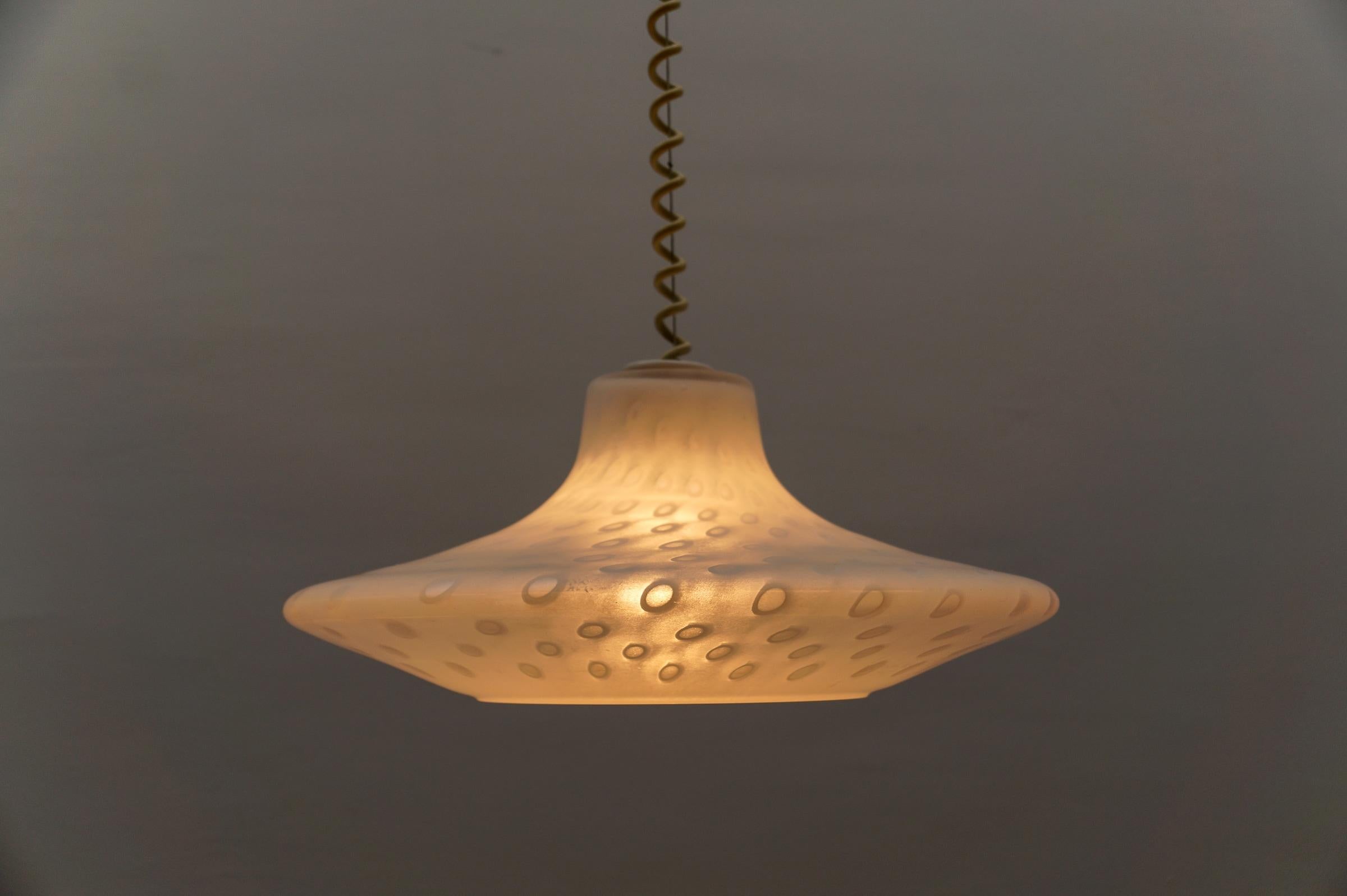 Metà XX secolo Lampada a sospensione in vetro vintage di Aloys Ferdinand Gangkofner, Peill & Putzler 1960s in vendita