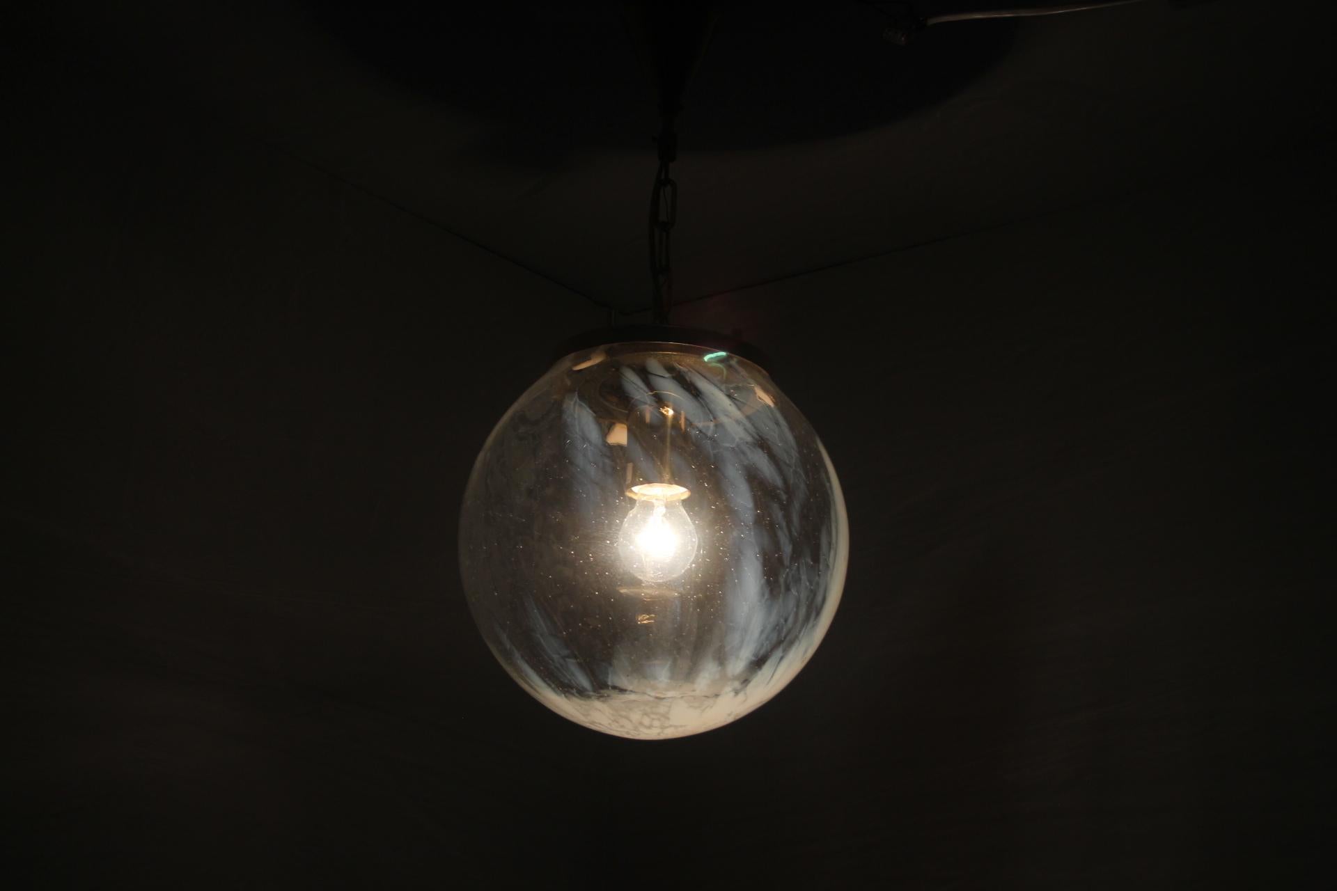 Plafoniera a sospensione in ottone e vetro ricotto chiaro con vetro smerigliato e bolle all'interno
Abbiamo 15 pezzi in magazzino.
Compatibile con il cablaggio americano.
Lampadina 1x100W, E 27 o E26.
Con patina.
Buone condizioni originali.