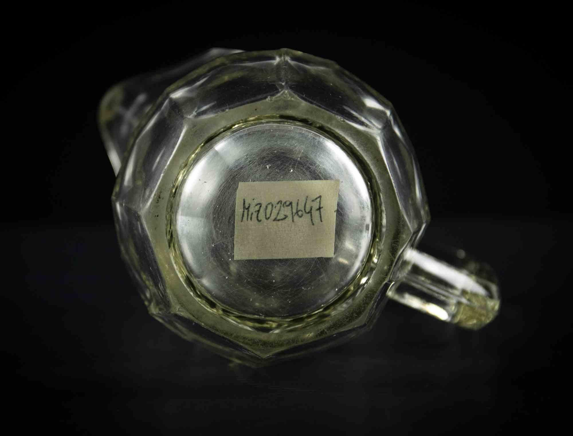 Le pichet en verre vintage est un objet décoratif original réalisé dans la moitié du 20e siècle.

Un pichet en verre transparent très élégant, parfait pour servir des boissons.

Bonnes conditions sauf pour le verre légèrement opaque.