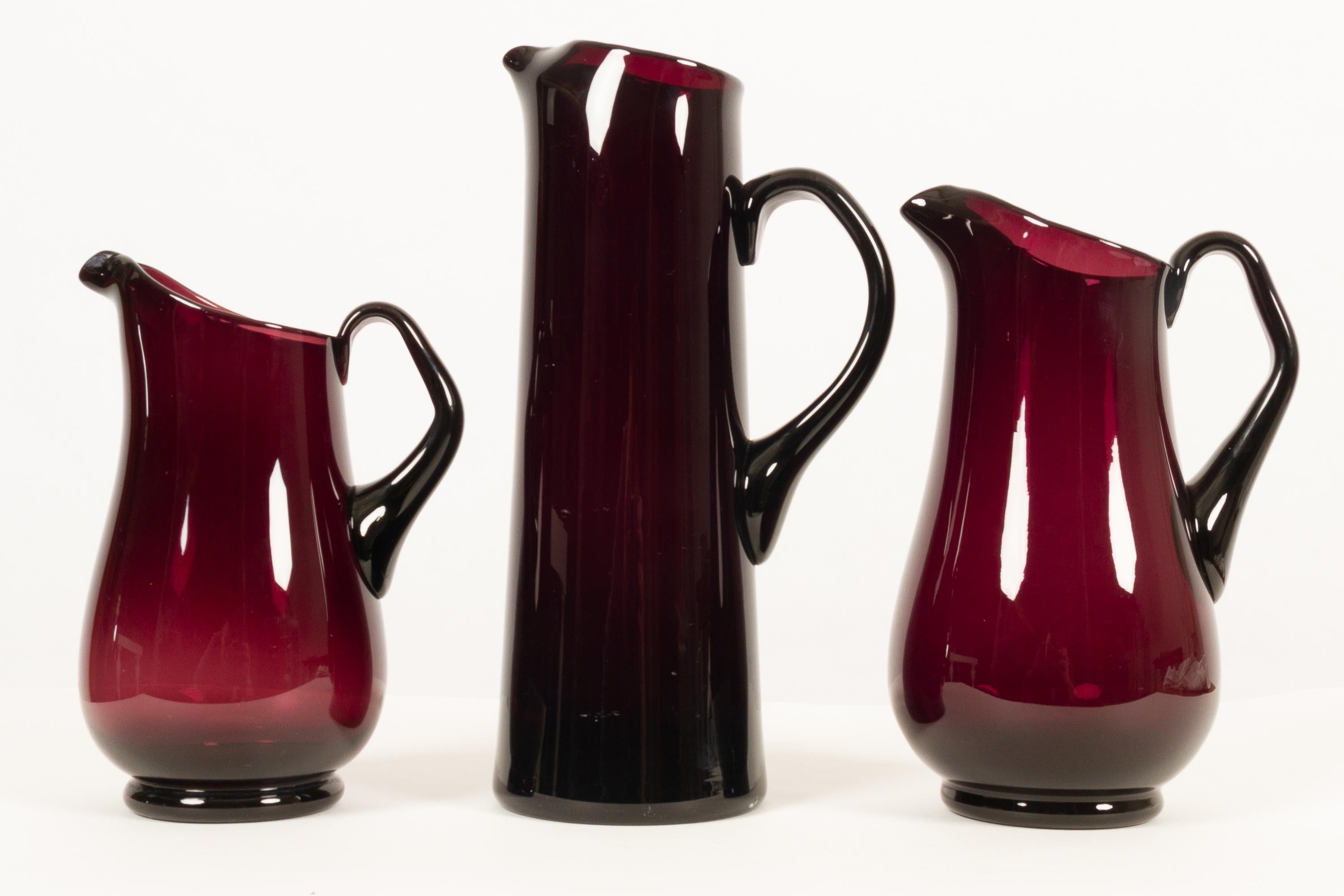 Vintage glass pitchers by Per Lütken for Holmegaard 1950s
Set of vintage Danish Mid-Century Modern mouth-blown pitchers in beautiful and rare plum colored glass. Designed by Per Lütken for Danish glasswork Holmegaard.
This set contains of three