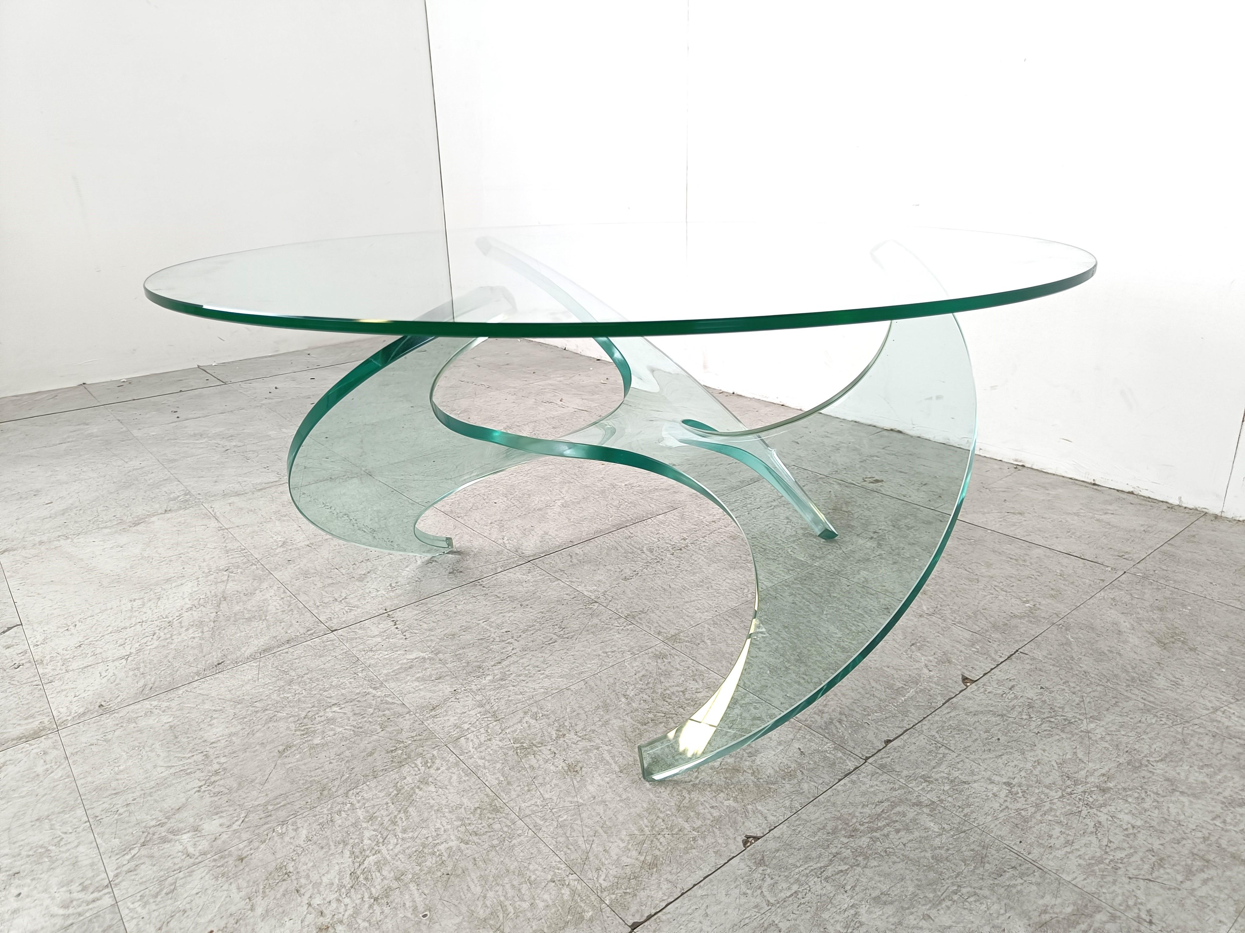 Vintage sculptural 'propellor' coffee table made entirely out of glass.

Very eye catching and timeless coffee table in the same manner as the metal propellor coffee tables from Knut Hesterberg.

We never saw a glass version before so we think it's