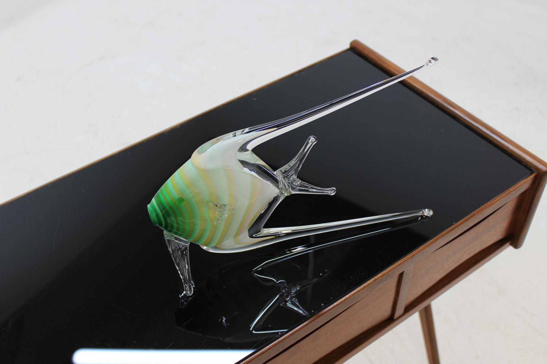 L'oggetto è realizzato in vetro e decorato in vetro luminescente. Realizzato in Cecoslovacchia. Condizioni originali.