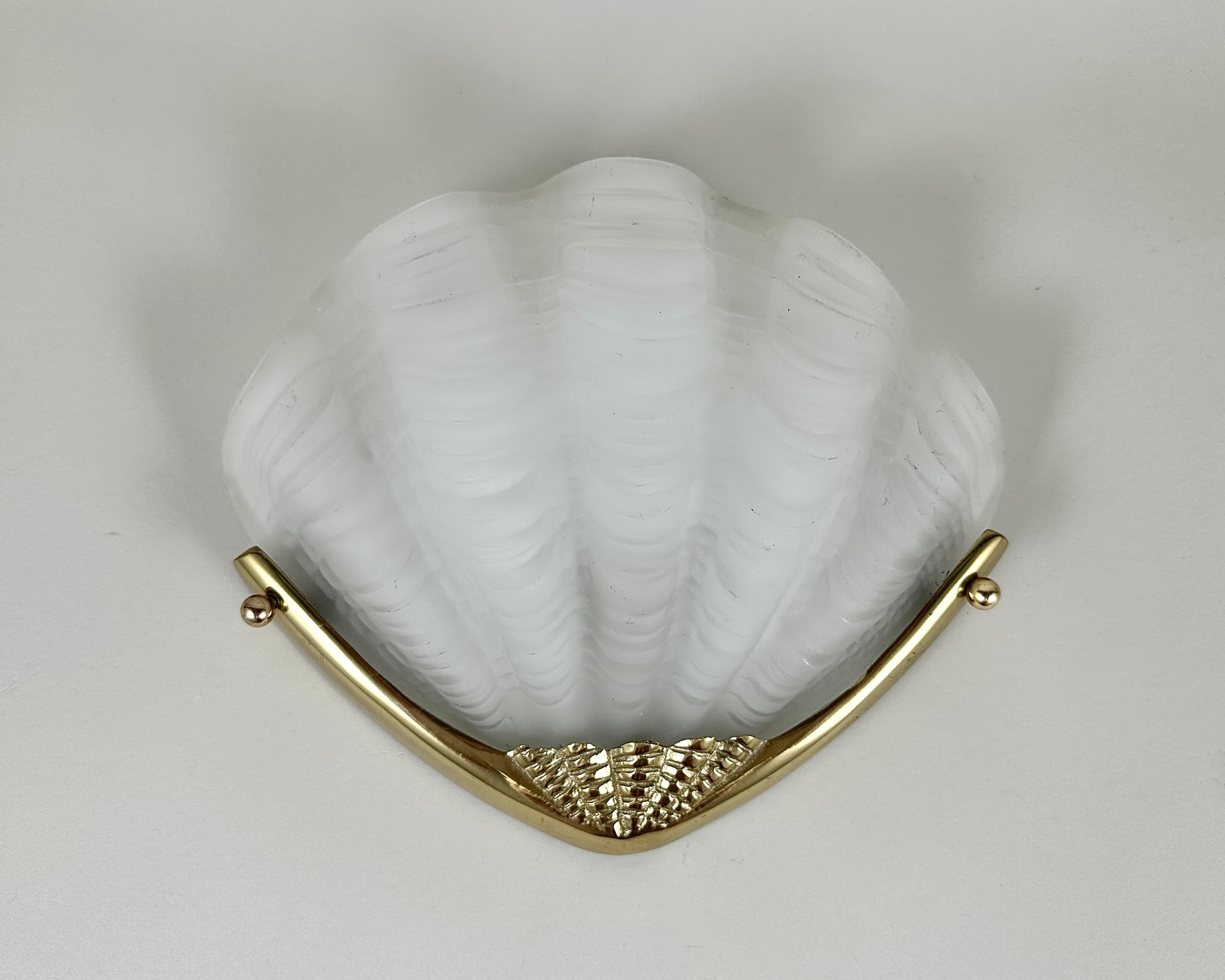 Vintage Glass Shell Wall Lamp from 80s Art Deco Style, Glass & Bronze In Excellent Condition In Bastogne, BE