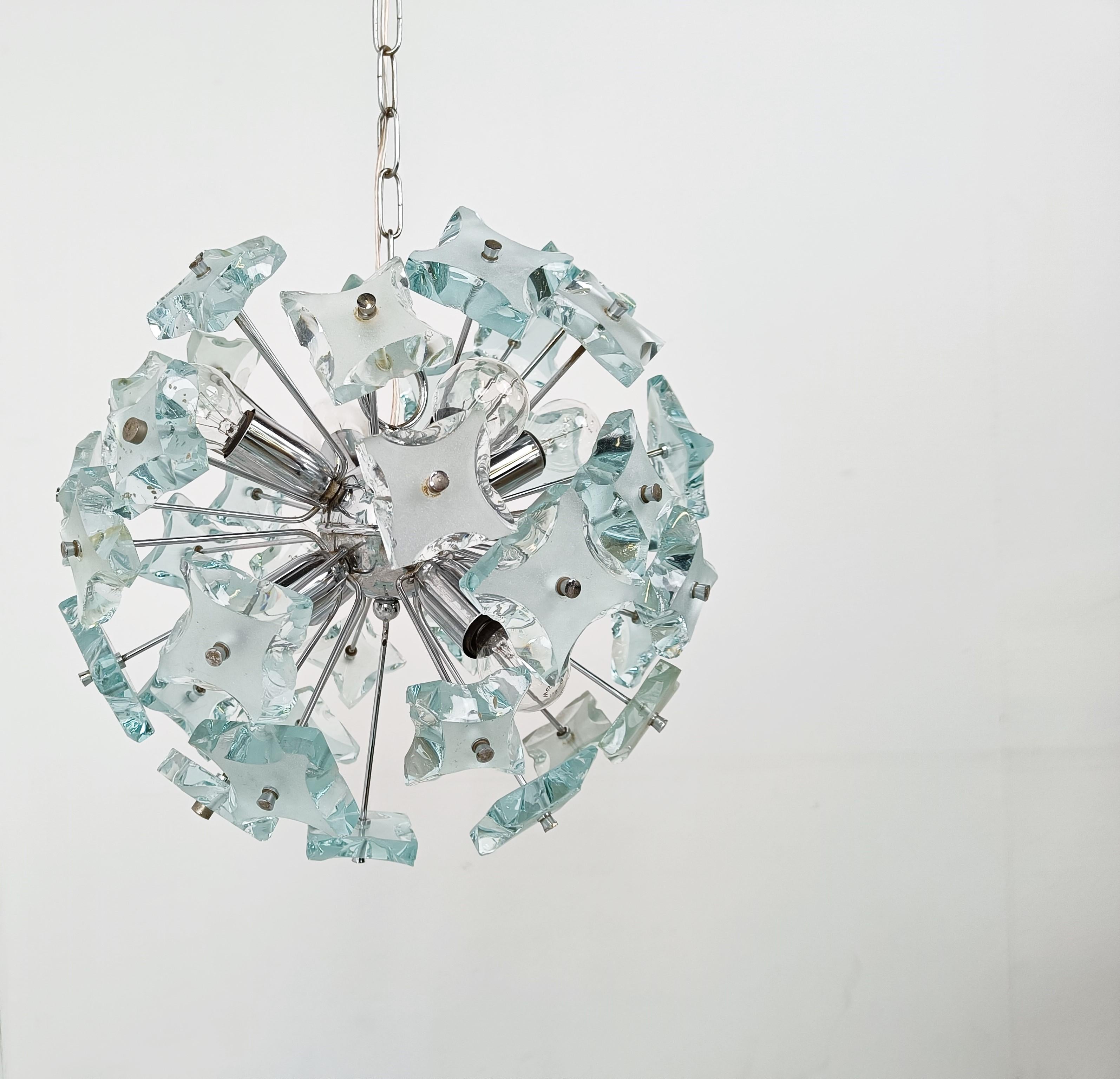 Striking sputnik shaped chandelier with blue hammered glass glasses mounted on a chrome frame.

Once illuminated, this beautiful chandelier emits a warm diffuse light.

Tested and ready to use.

We can change the chain length if