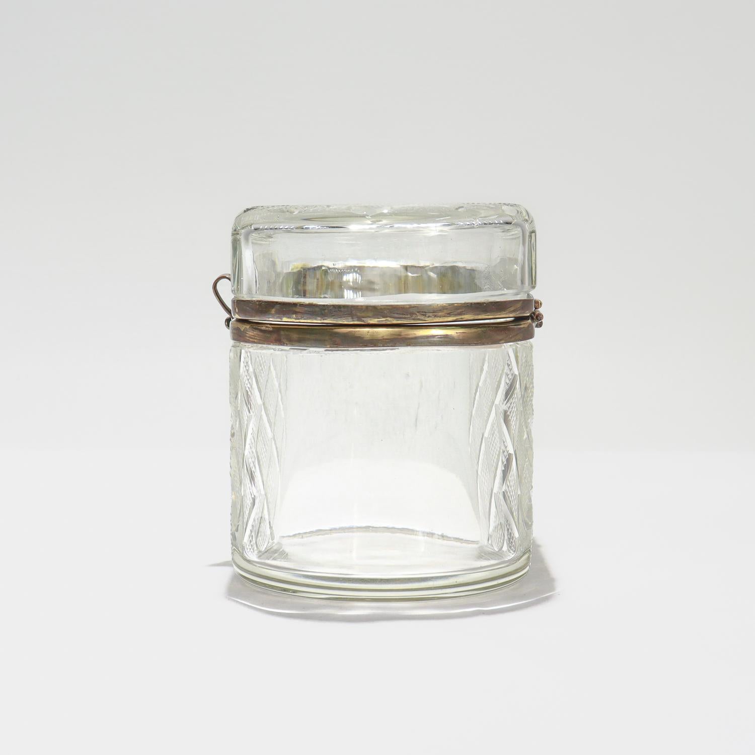 Cofre o Caja de Mesa de Cristal Vintage con Montura de Metal Dorado en Bastante bueno estado para la venta en Philadelphia, PA