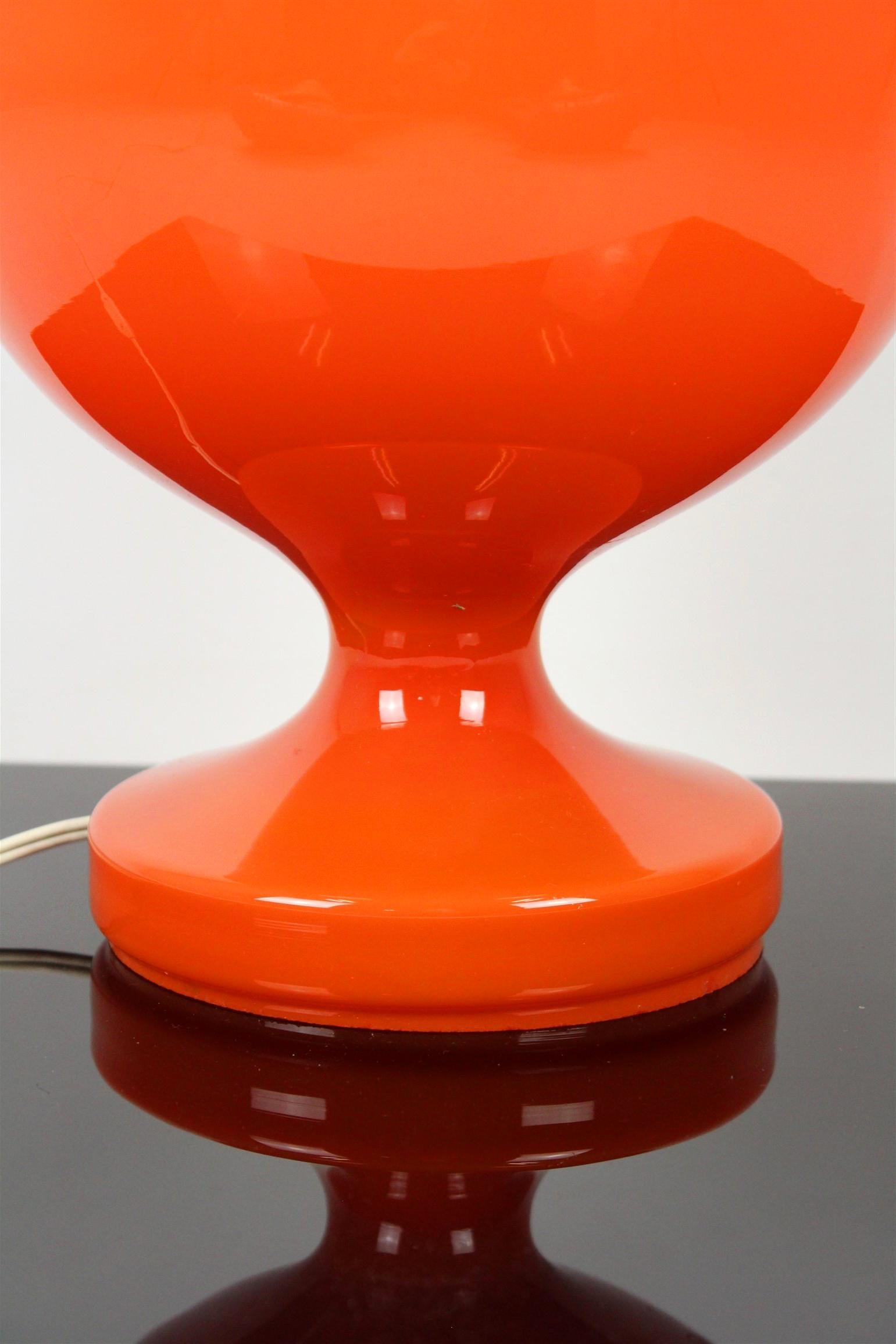 Cette lampe de table en verre a été fabriquée par OPP Jihlava en Tchécoslovaquie dans les années 1970.
La lampe est entièrement fonctionnelle.