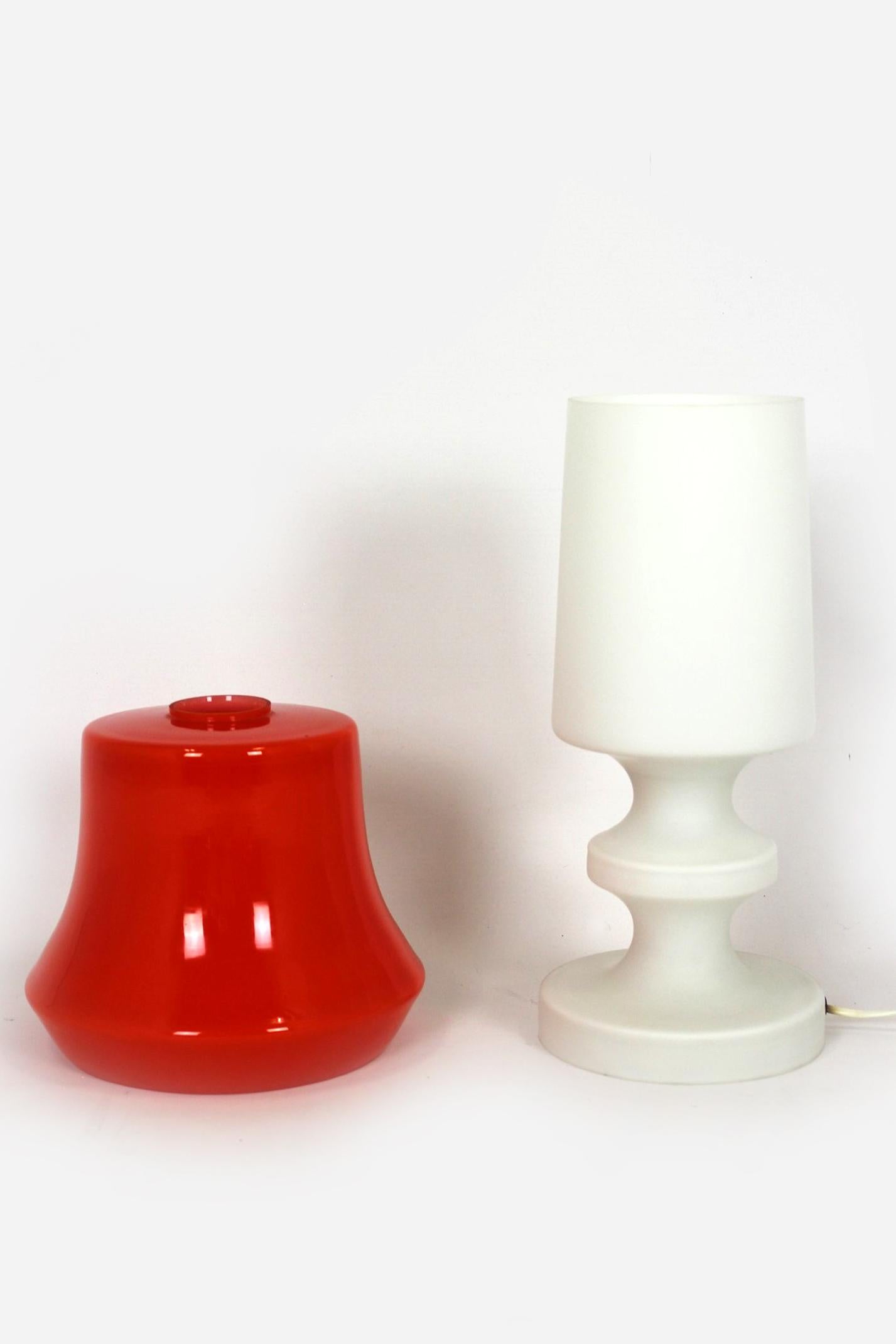 This glass table lamp was made by Osvětlovací Sklo in Czechoslovakia in the 1970s. The lamp is fully functional and in very good condition.
 
