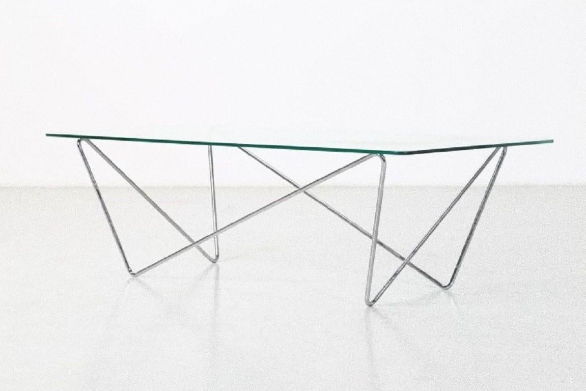 Dieser Glastisch ist ein elegantes Designmöbel, das in den 1970er Jahren von einem italienischen Hersteller realisiert wurde. 

Wunderschöne Platte aus klarem Glas auf Metallbeinen.

Abmessungen: cm 120 x 37 x 60.

In ausgezeichnetem