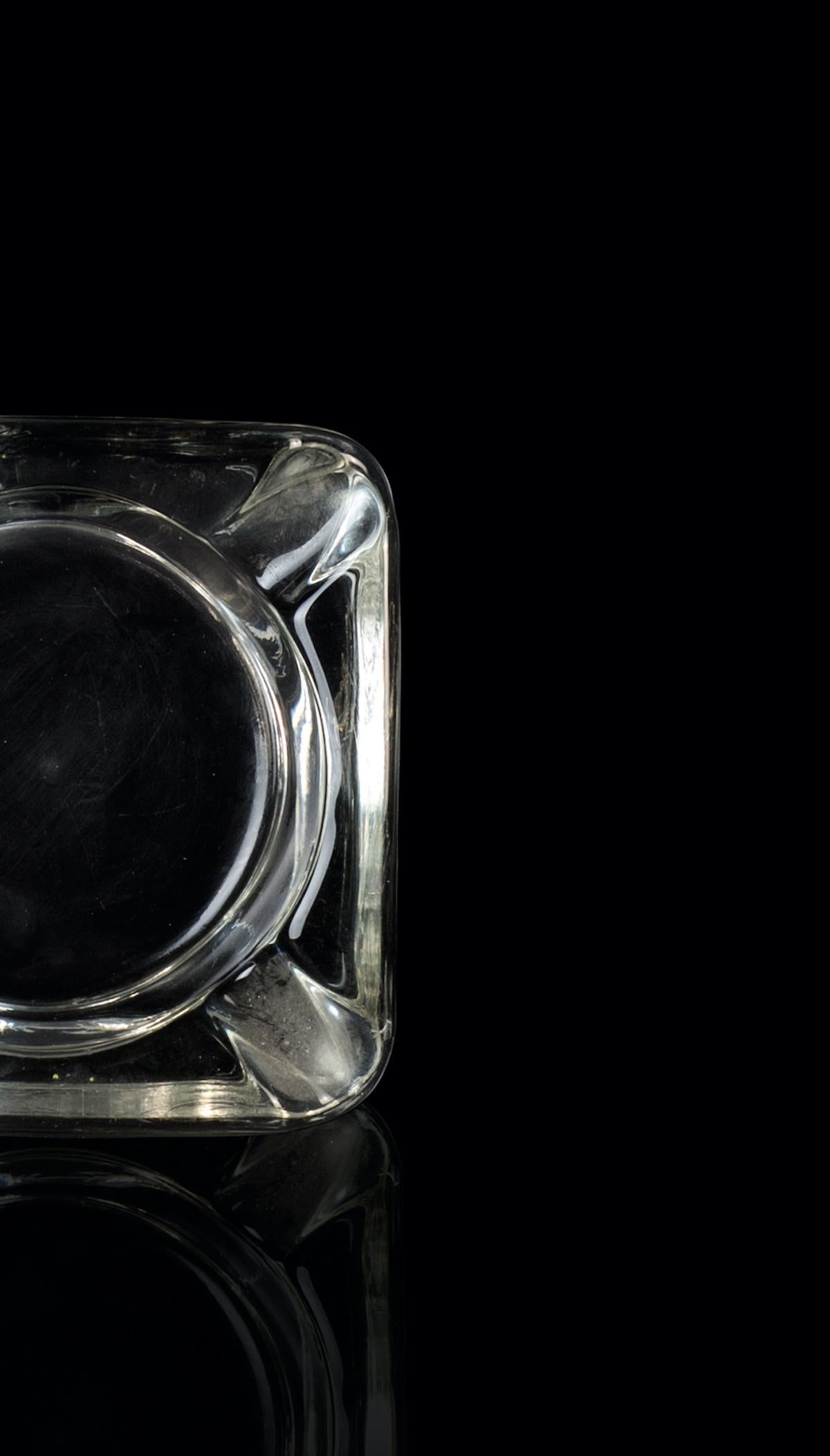 Der transparente Aschenbecher aus Glas ist ein elegantes Dekorationsobjekt aus Glas, das in den 1970er Jahren entstand. 

Sehr eleganter transparenter Aschenbecher aus Glas, perfekt für Ihr Zuhause.