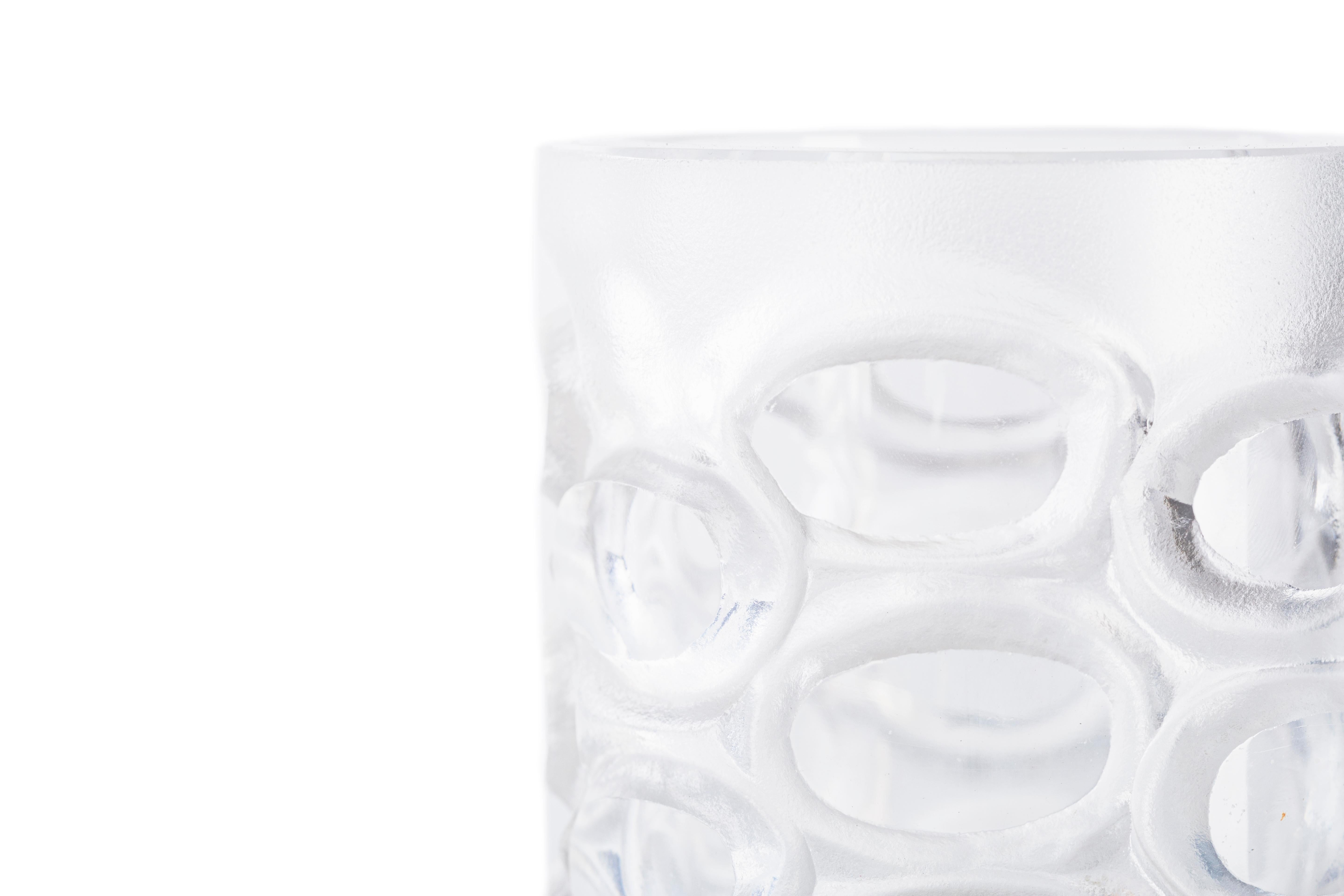 Le vase en verre est un objet décoratif original en verre, probablement produit en Autriche dans les années 1950 du 20e siècle.

De forme cylindrique, ce vase est joliment décoré d'un motif lenticulaire. Une petite marque se trouve sur la base.