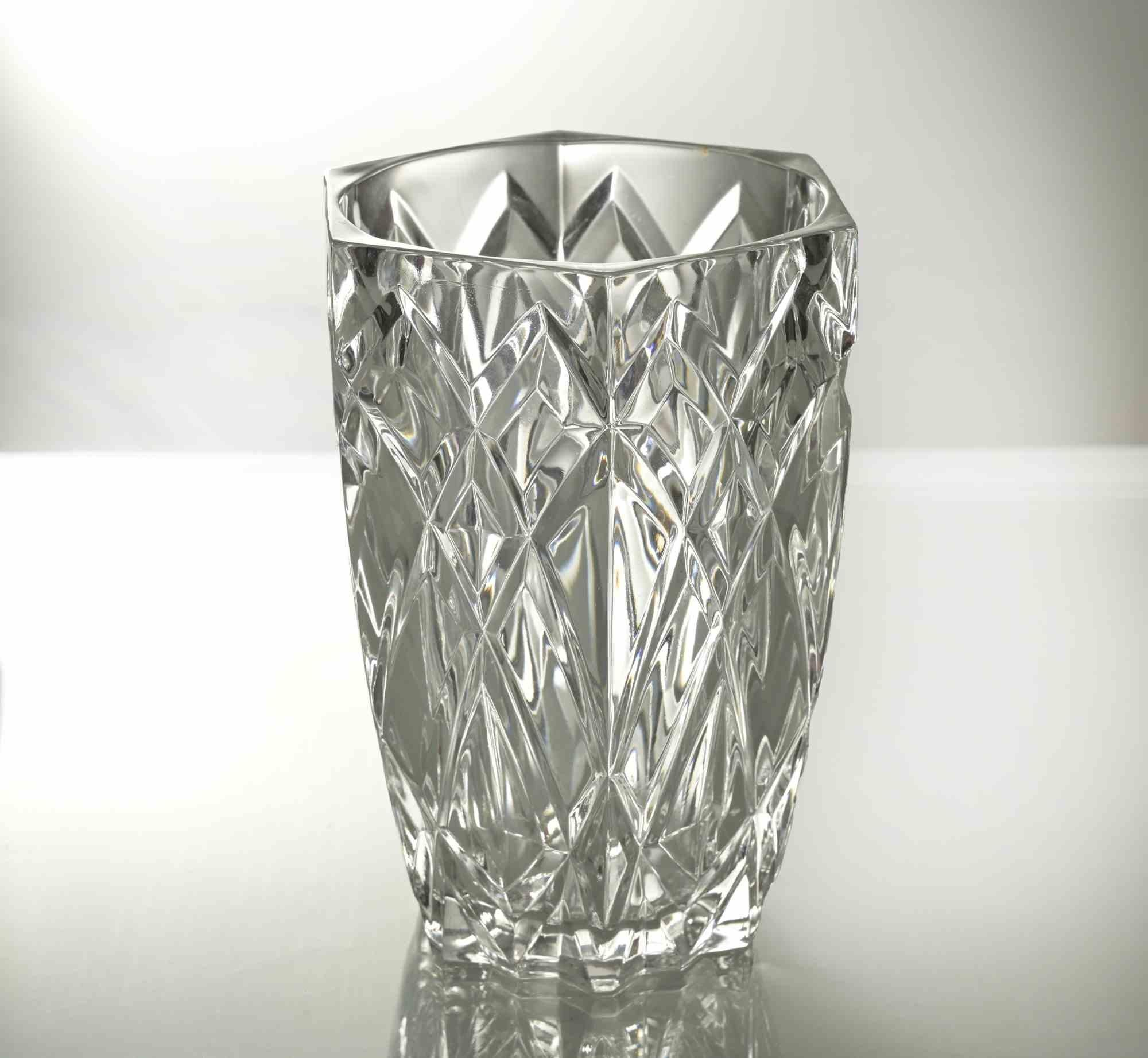 El Jarrón de Cristal Vintage es un objeto decorativo realizado por la manufactura italiana en la década de 1970.

Una vse de cristal transparente muy elegante.