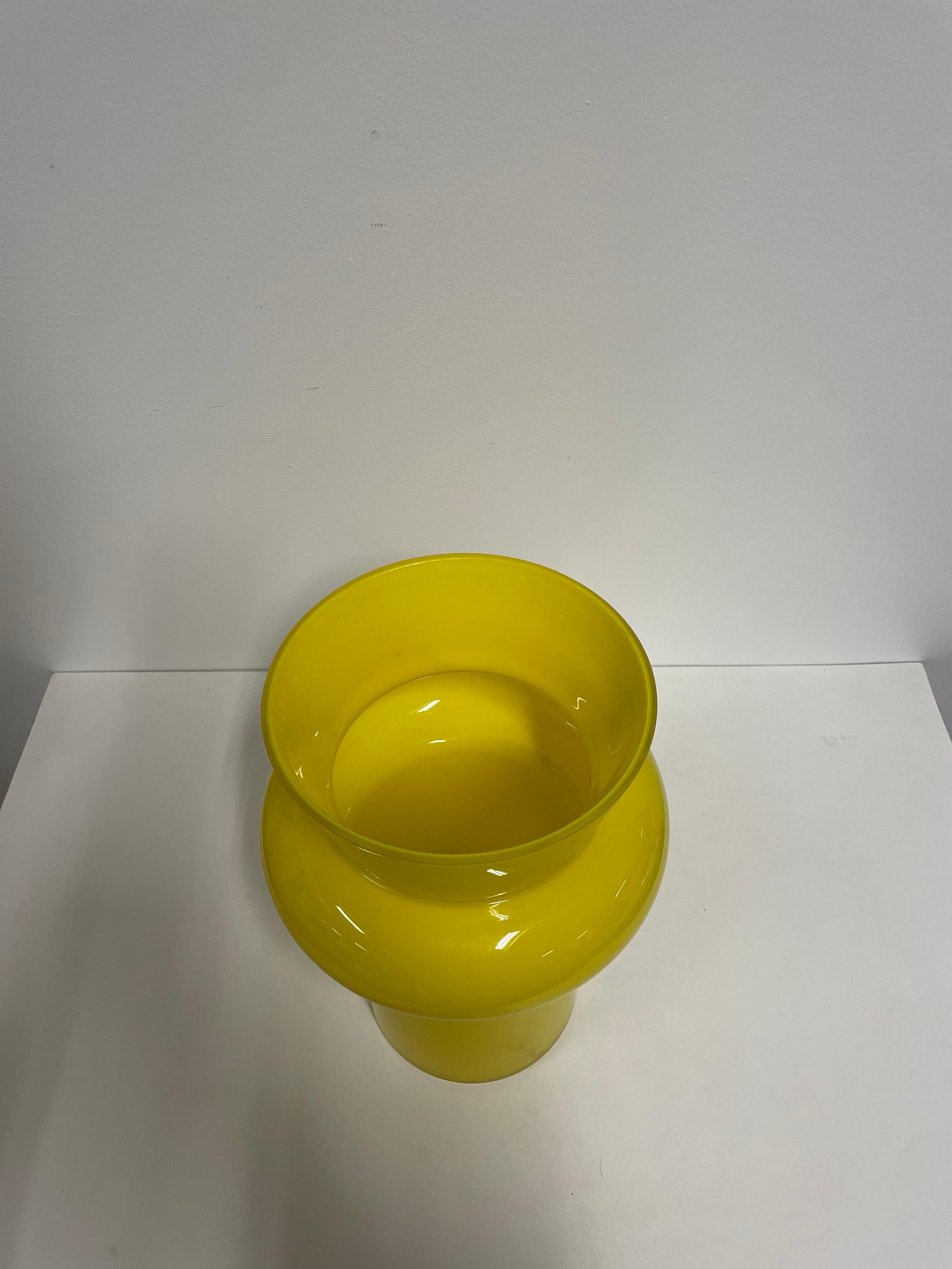 Einzigartige Vintage-Glasvase, entworfen von Dieter Sieger, einem deutschen Architekten und Industriedesigner in den 1980er Jahren.