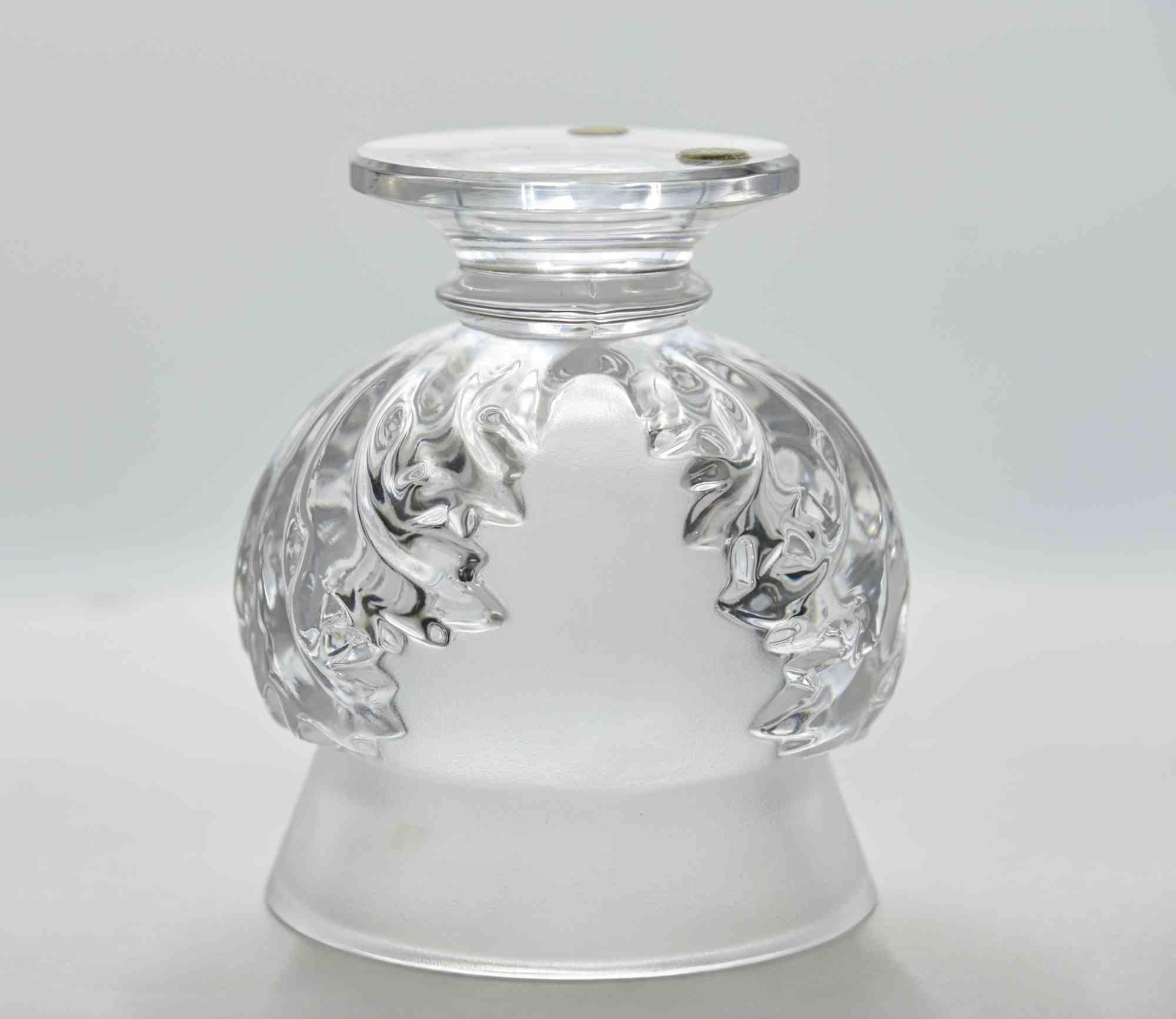 Vase Vintage en verre par Lalique, France milieu du 20ème siècle.

cm H11.5xD9.5.

Signature imprimée en acic sur le fond.

Très bon état.