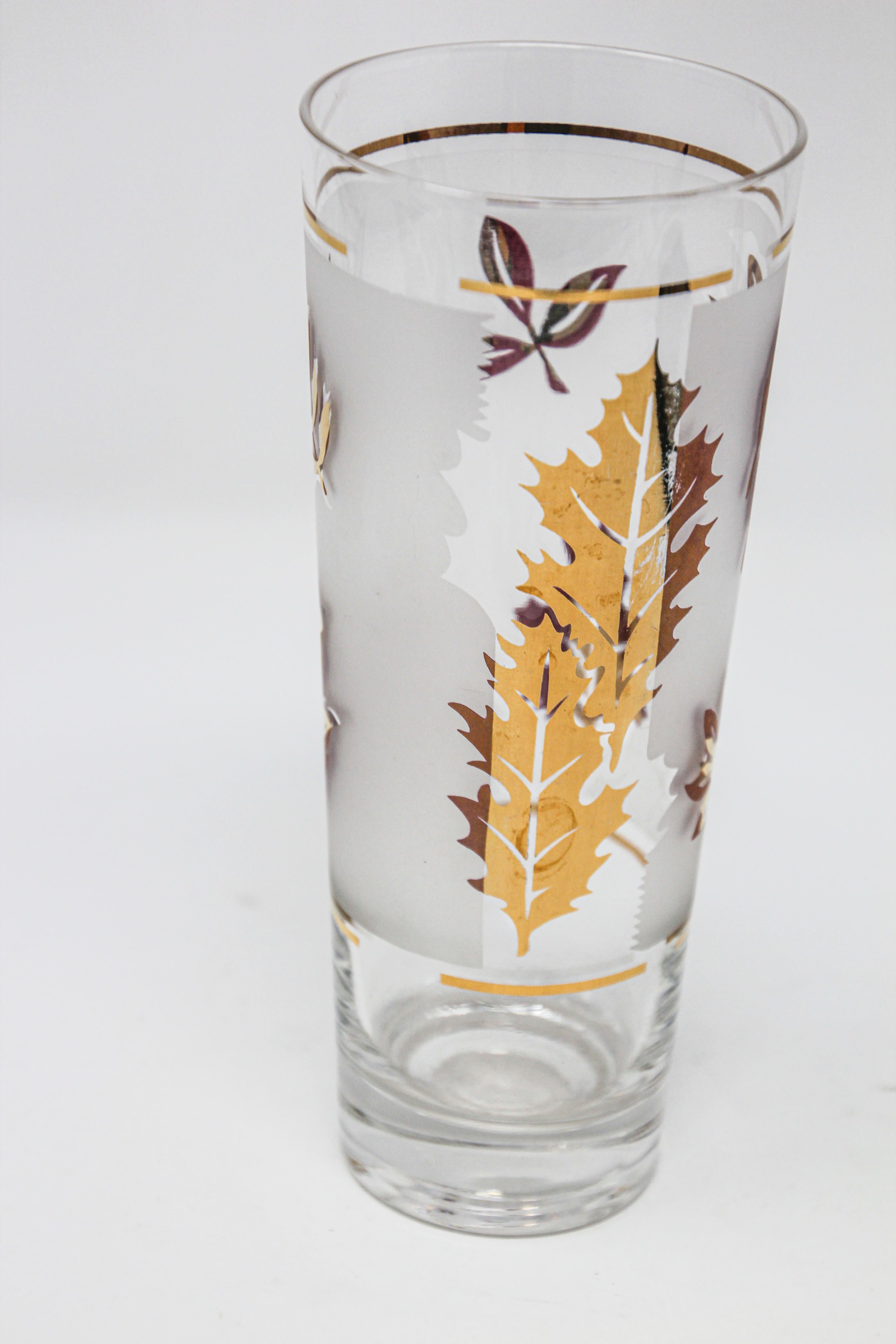 Vintage glass vase manufactured by Libbey.
1950s Hollywood Regency.
Decorated with a classical gold lief pattern on frosted glass.
In good condition, perfect for the holidays and gorgeous on display in a cabinet while not in use.
Please see pictures