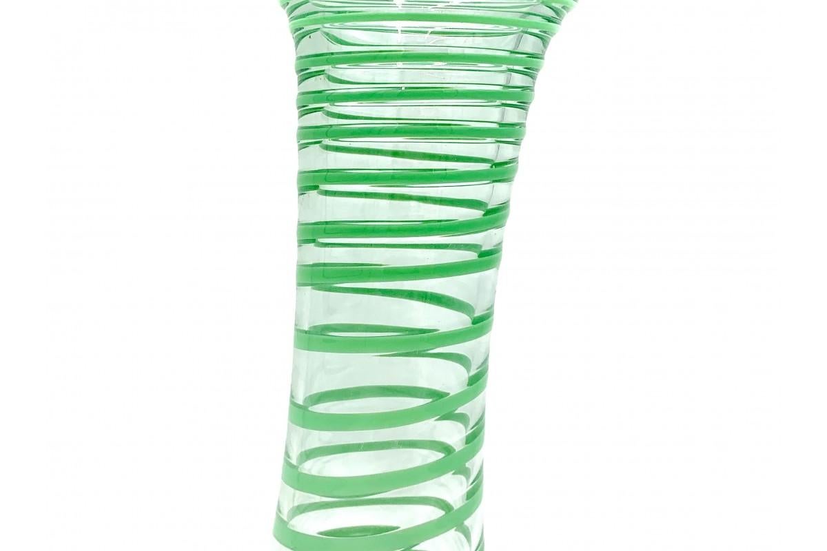 Vintage glass vase with a green pattern

Very good condition, no damage

Measures: height: 38cm; outlet diameter: 13cm.