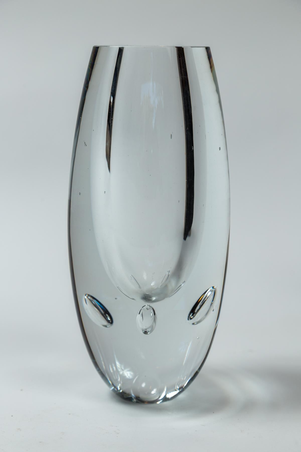 Vase en verre vintage, Timo Sarpeneva, Finlande. Vase lourd en verre soufflé avec des bulles internes. Un design emblématique du célèbre designer scandinave Timo Sarpeneva. Signature gravée sur le fond.