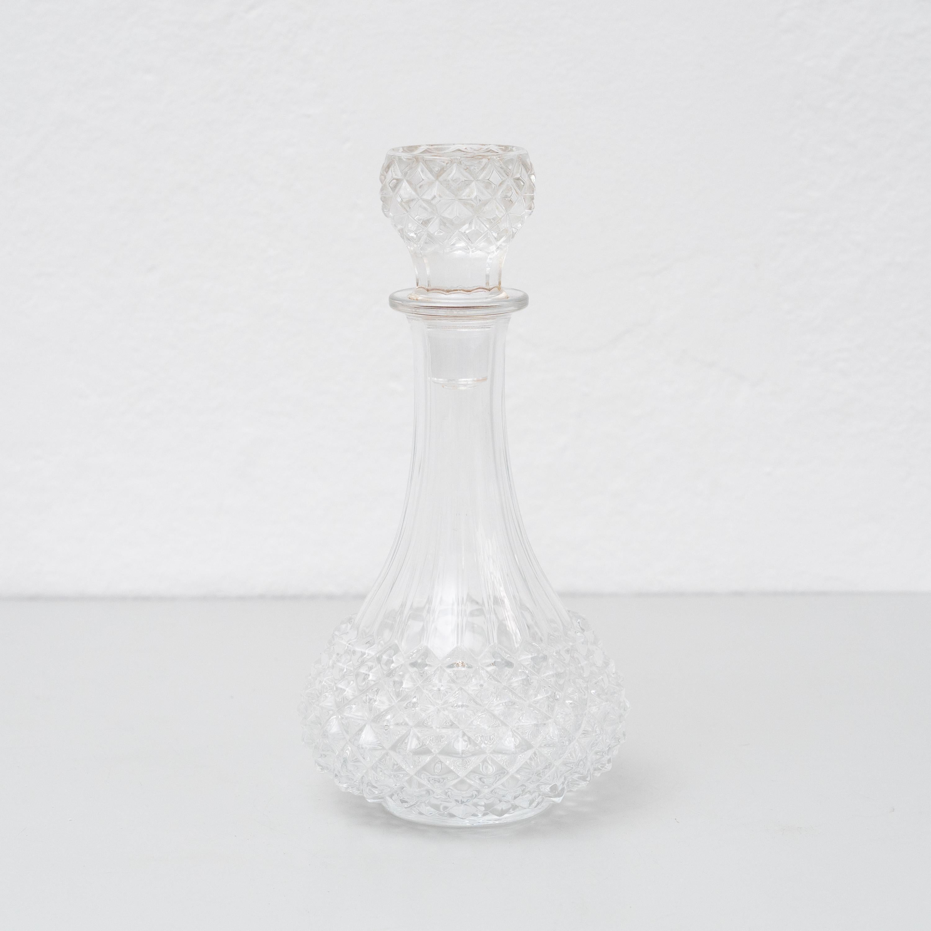 Vaso in vetro vintage con stile Diamond Capped.    Realizzato da un produttore sconosciuto in Spagna, intorno al 1930.    In condizioni originali, con lievi usure dovute all'età e all'uso, che conservano una bella patina.    Materiali:  Vetro.   