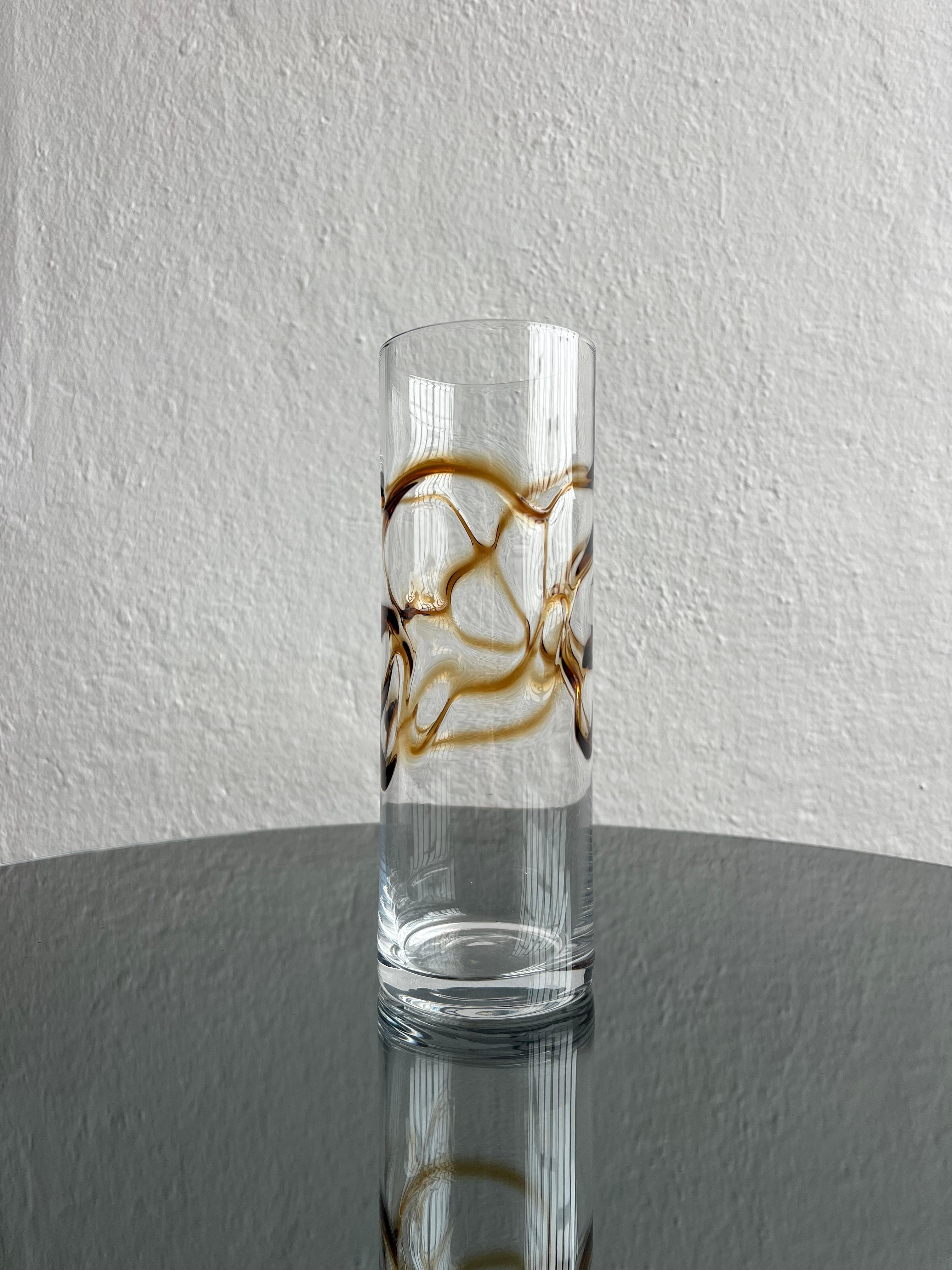 Vintage Glasvase - Dekorative Glaskugel - Bücherregal Accessoire 

Hohe Vintage-Vase aus klarem Glas, mit gelbbraunem Filigran. Schön, attraktiv und gut erhalten, ist es ein schönes Dekorationsstück für Vintage-Enthusiasten und Glasliebhaber.

Sie