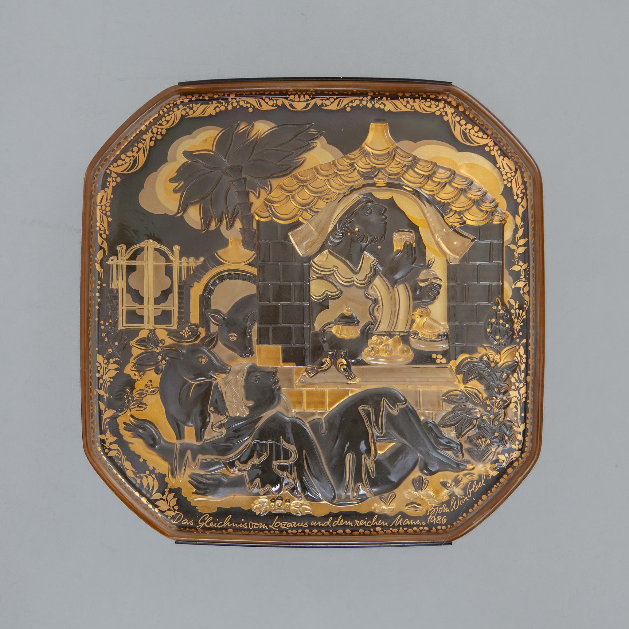 A nice decorative relief faceted and frosted glass wall plate, designed by Bjorn Wiinblad for Rosenthal.
The glass plates have the original metal back to hang on the wall. signed.
Dimensions: 31 x 31 cm. Makers marks include artist's signature, the
