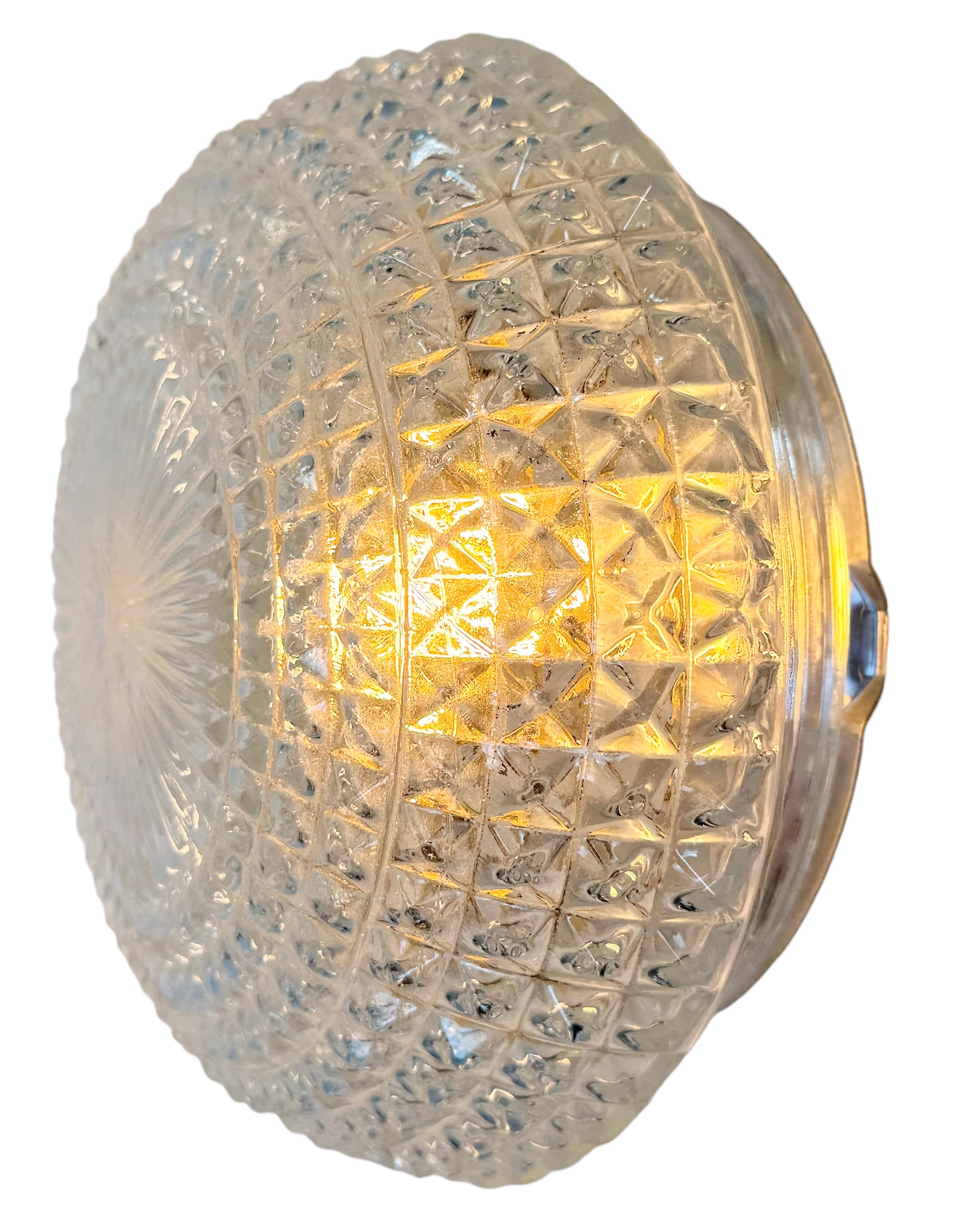 Lampada industriale d'epoca da parete o da soffitto realizzata nell'ex Cecoslovacchia negli anni Settanta. È stato utilizzato negli uffici e nei corridoi delle fabbriche. Presenta un retro in metallo e un coperchio in vetro goffrato. L'attacco in