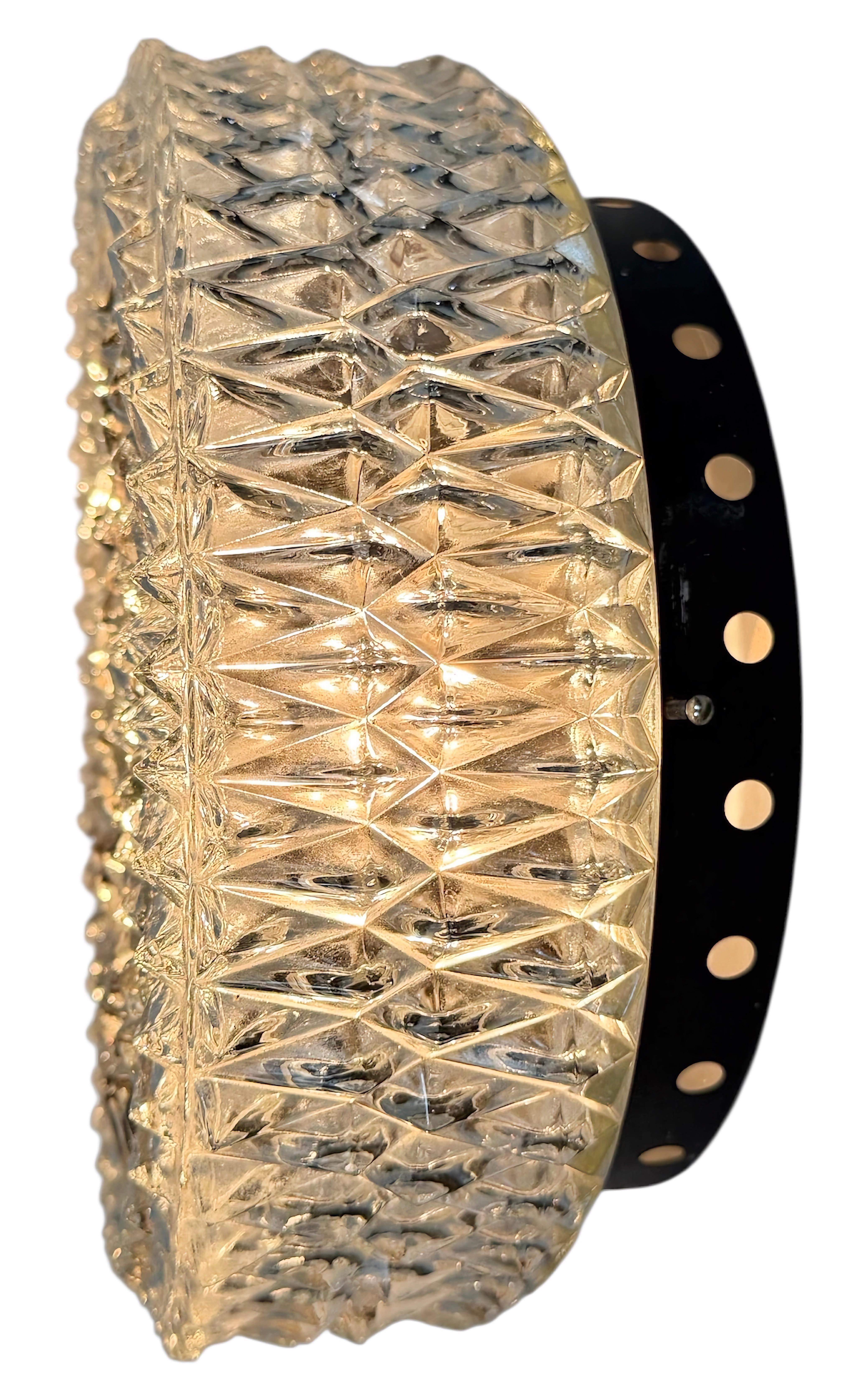 Lampada industriale d'epoca da parete o da soffitto realizzata da Elektroinstala nell'ex Cecoslovacchia durante gli anni '70. È stato utilizzato negli uffici e nei corridoi delle fabbriche. Presenta un retro in metallo e un coperchio in vetro