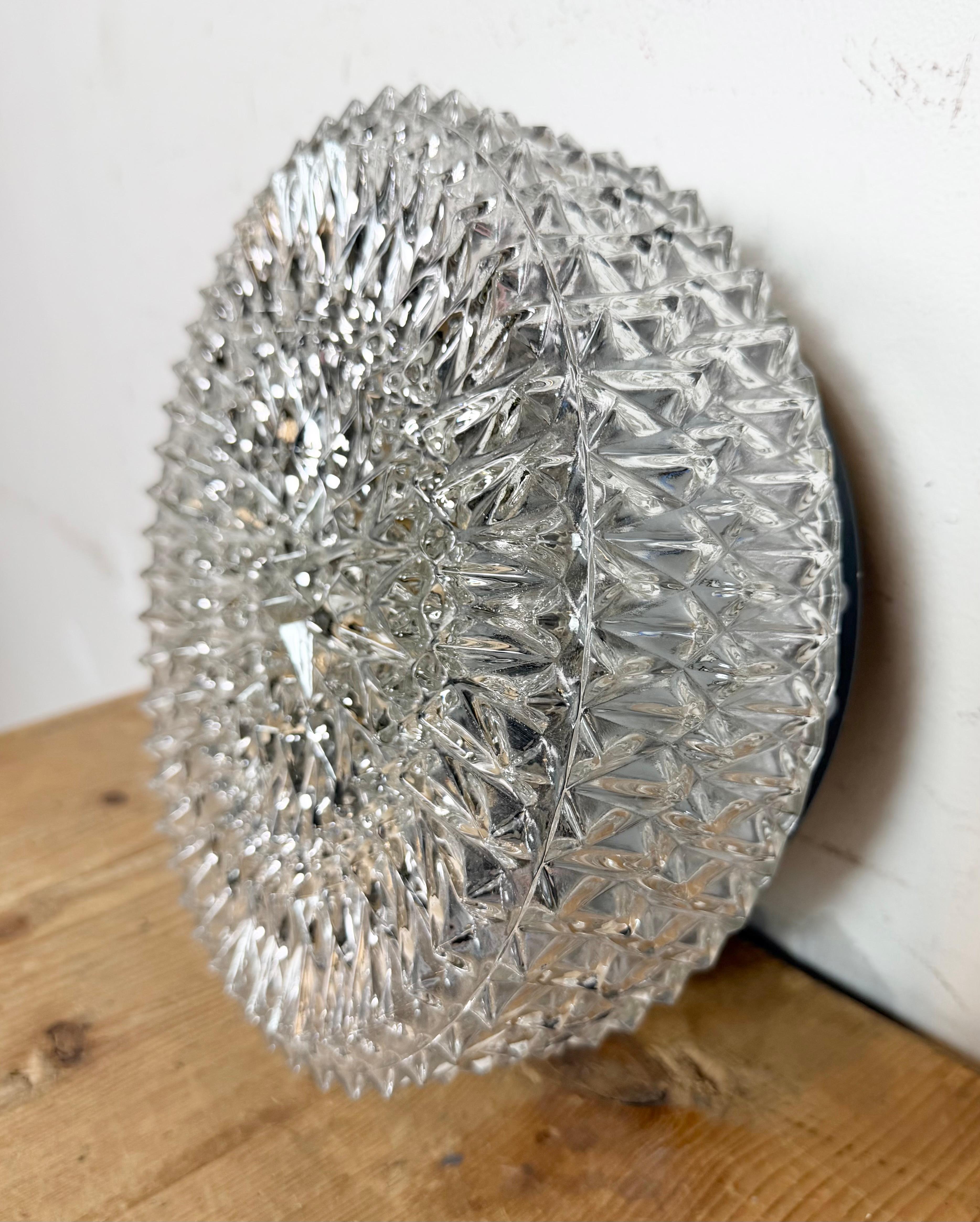 Lampada da parete o soffitto in vetro vintage di Elektroinstala, anni '70 In condizioni buone in vendita a Kojetice, CZ