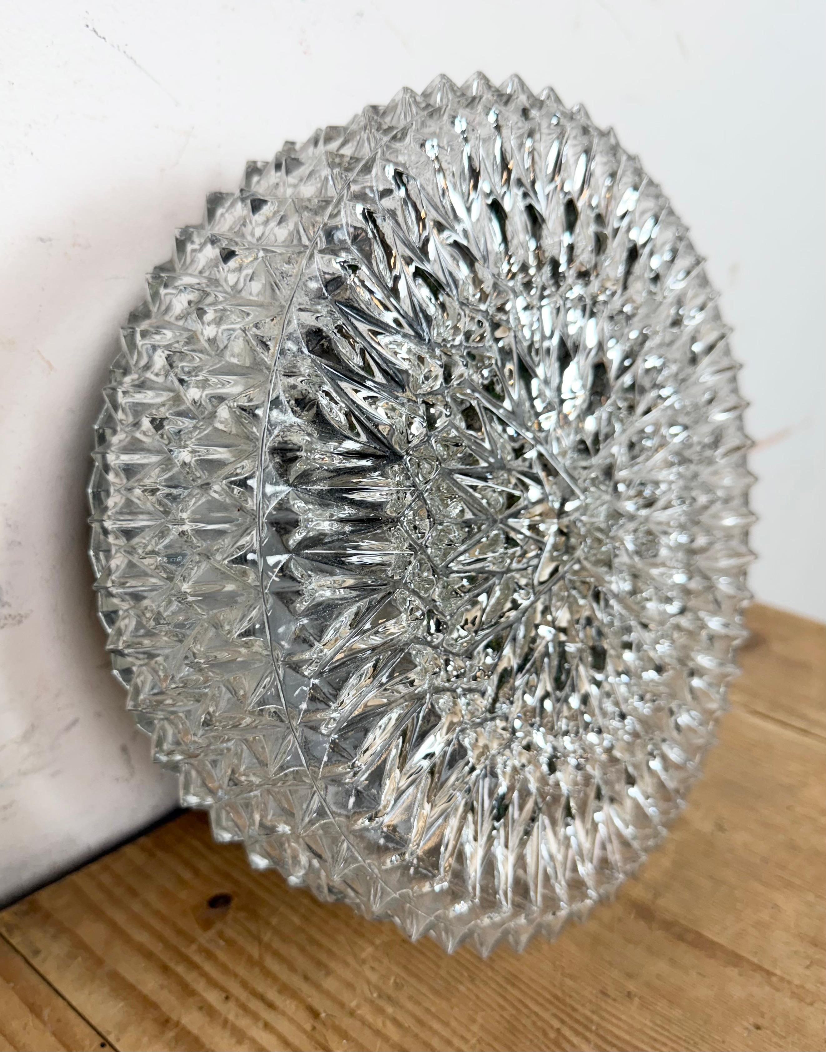 Fine XX secolo Lampada da parete o soffitto in vetro vintage di Elektroinstala, anni '70 in vendita