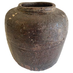 Vieille poterie brune émaillée