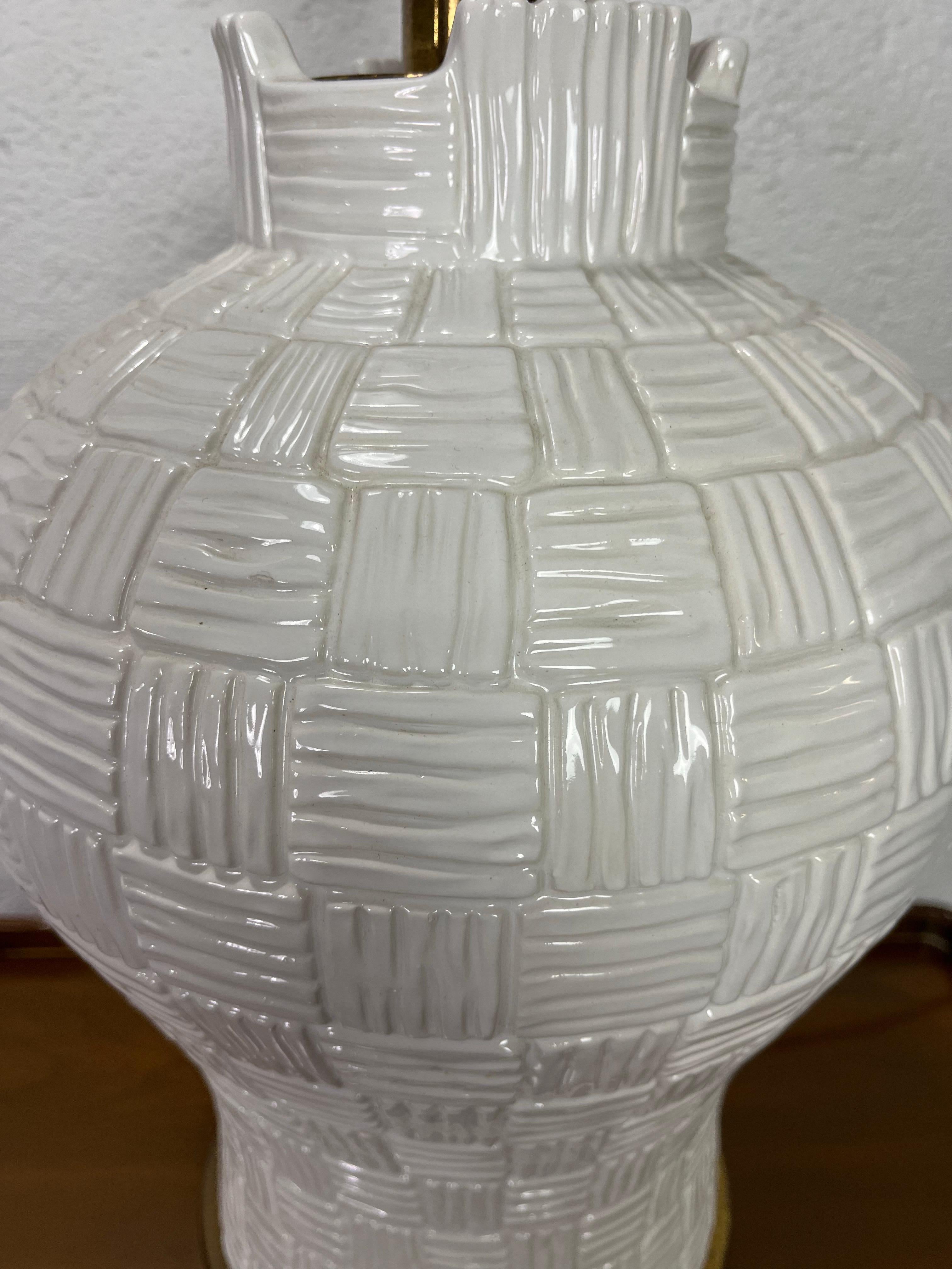Chinoiseries Vintage Glazed Ceramic Basket Weave Hansen Lamp en vente