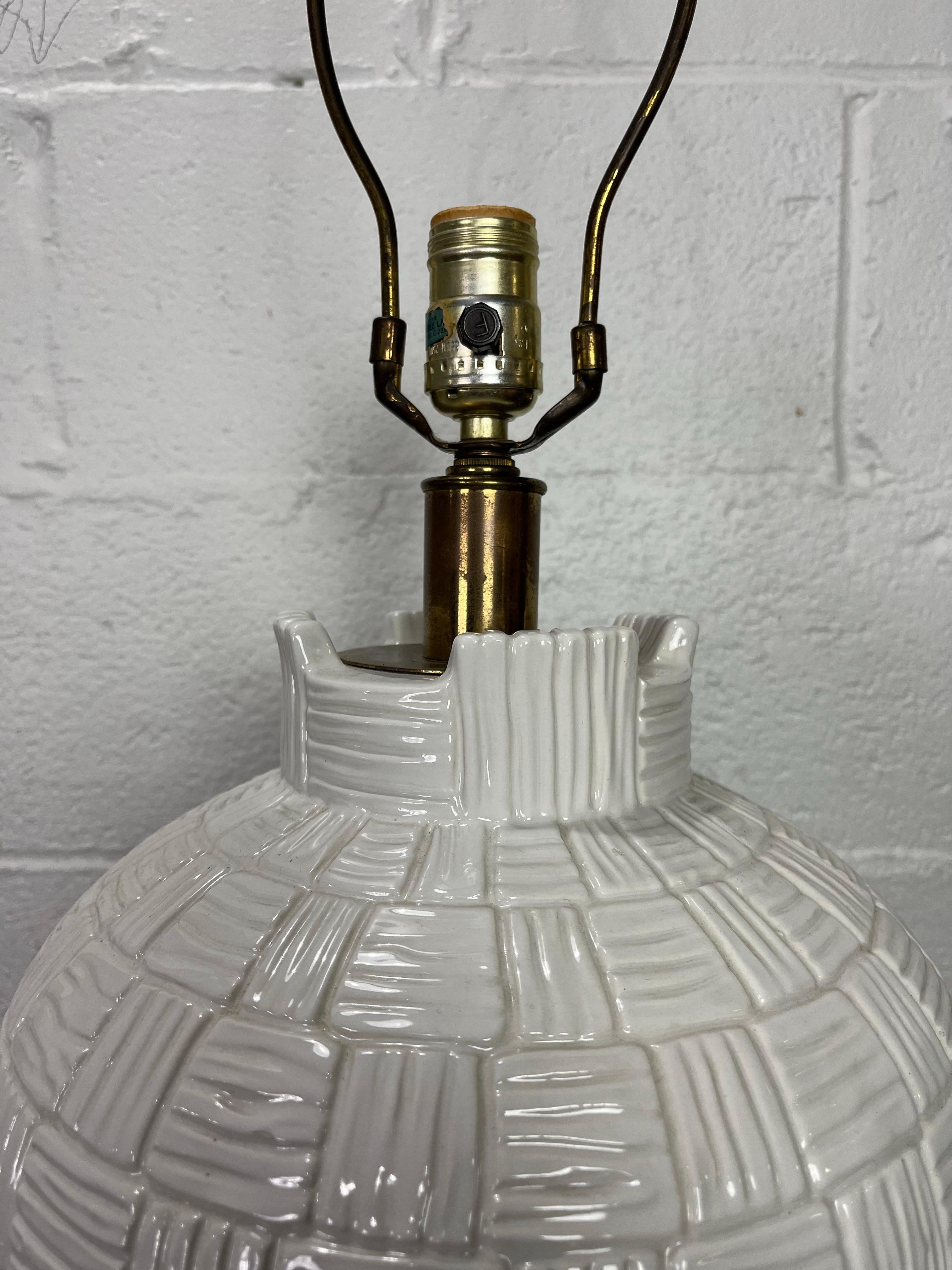 Américain Vintage Glazed Ceramic Basket Weave Hansen Lamp en vente