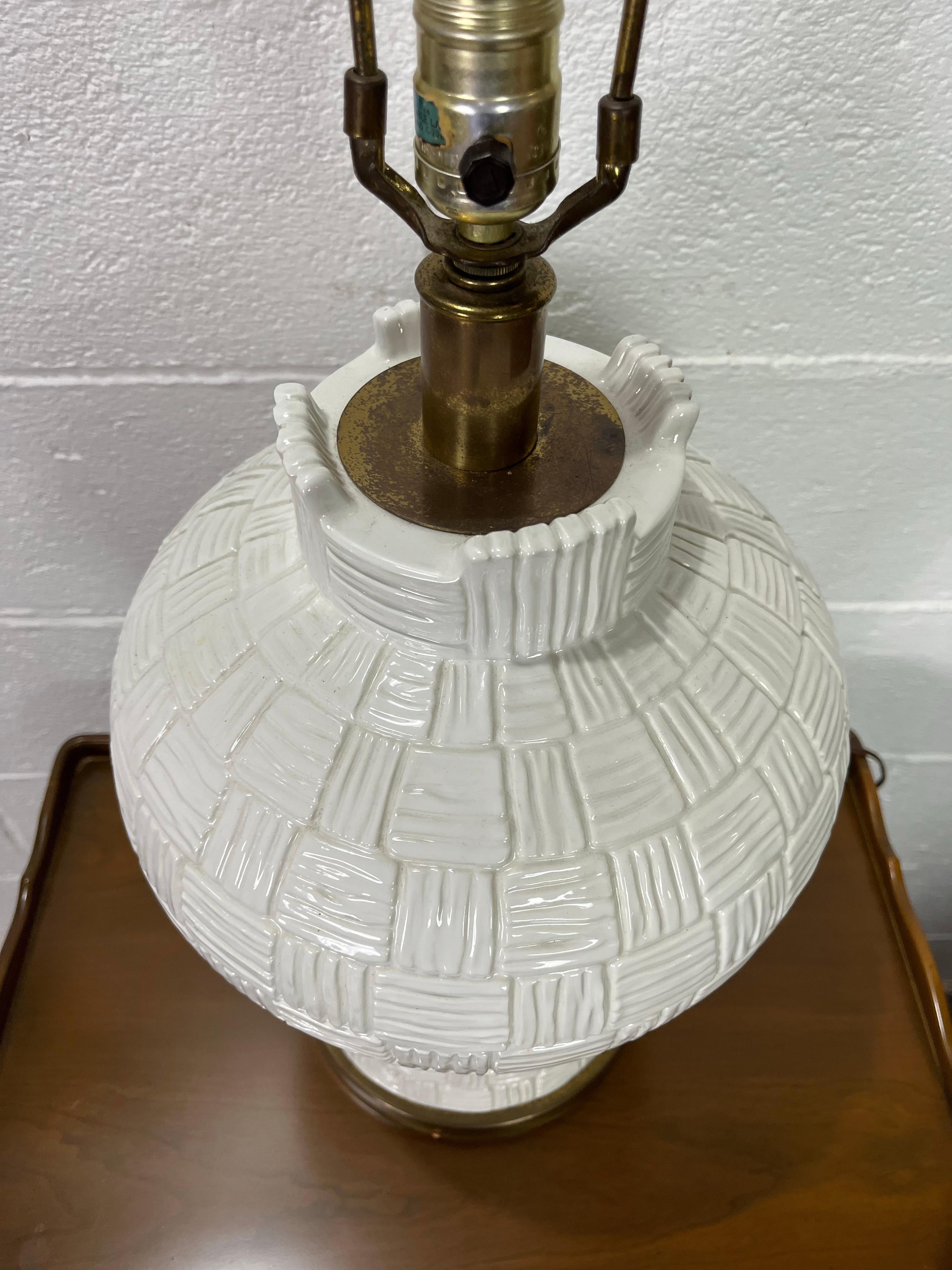Vernissé Vintage Glazed Ceramic Basket Weave Hansen Lamp en vente