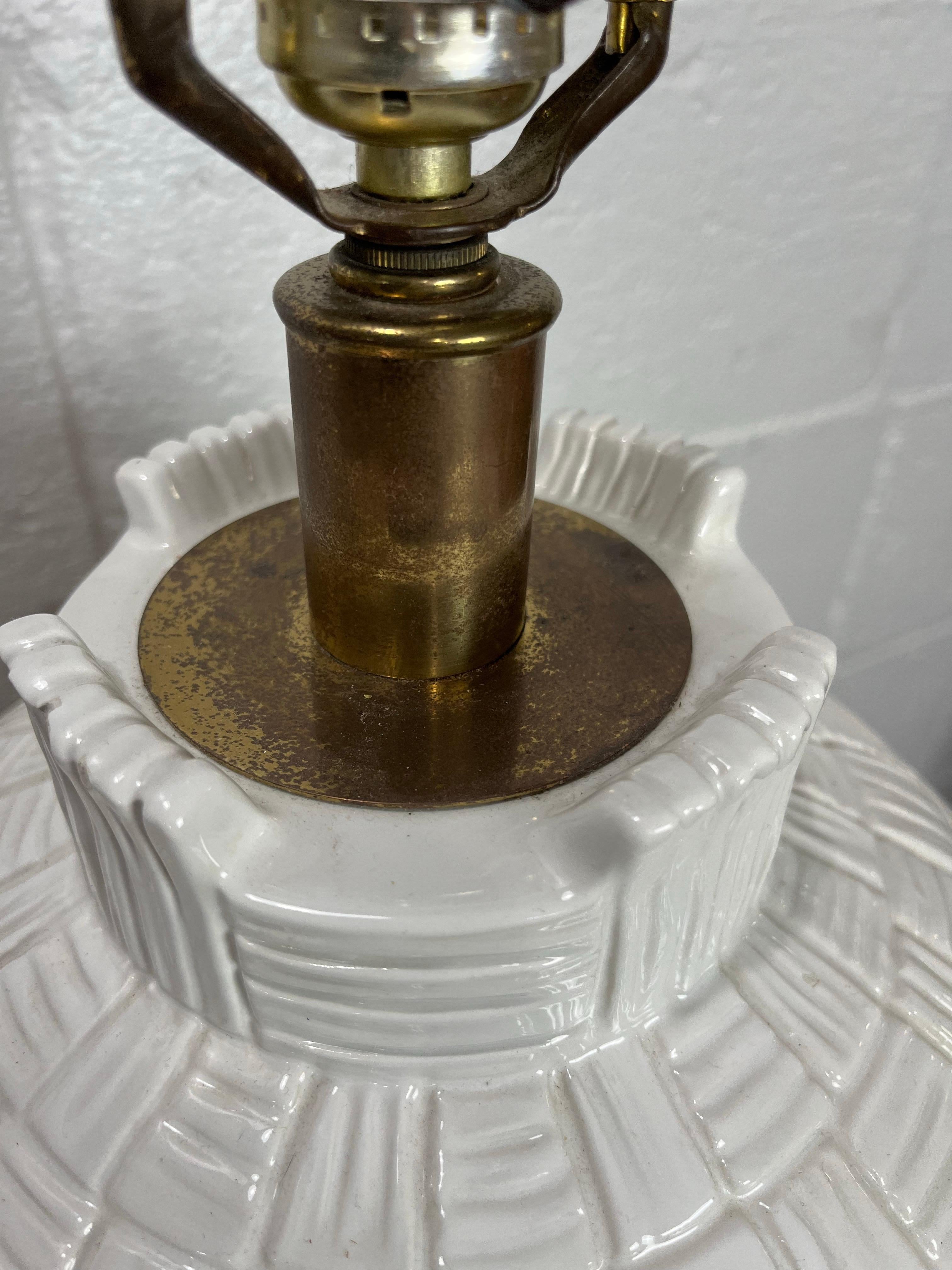 20ième siècle Vintage Glazed Ceramic Basket Weave Hansen Lamp en vente