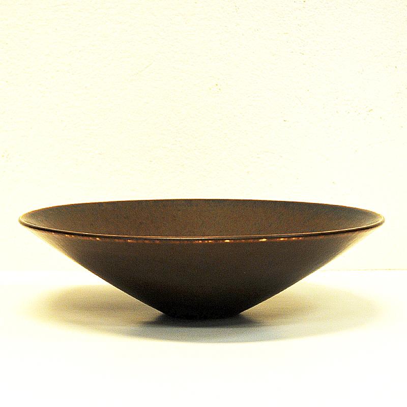Large and beautiful Mid-Century Modern stoneware ceramic bowl with rustic look by designer Carl Harry Stålhane for Rörstrand, Sweden 1950s. A lovely vintage bowl suitable for fruits etc in your kitchen or just for your collection.
Measures: 9 cm H,