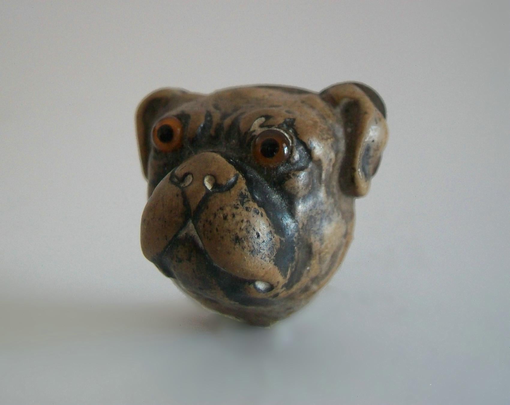 Broche/Pin de cerámica esmaltada vintage 'Bull Dog' - Ojos de cristal - Principios del siglo XX Victoriano en venta