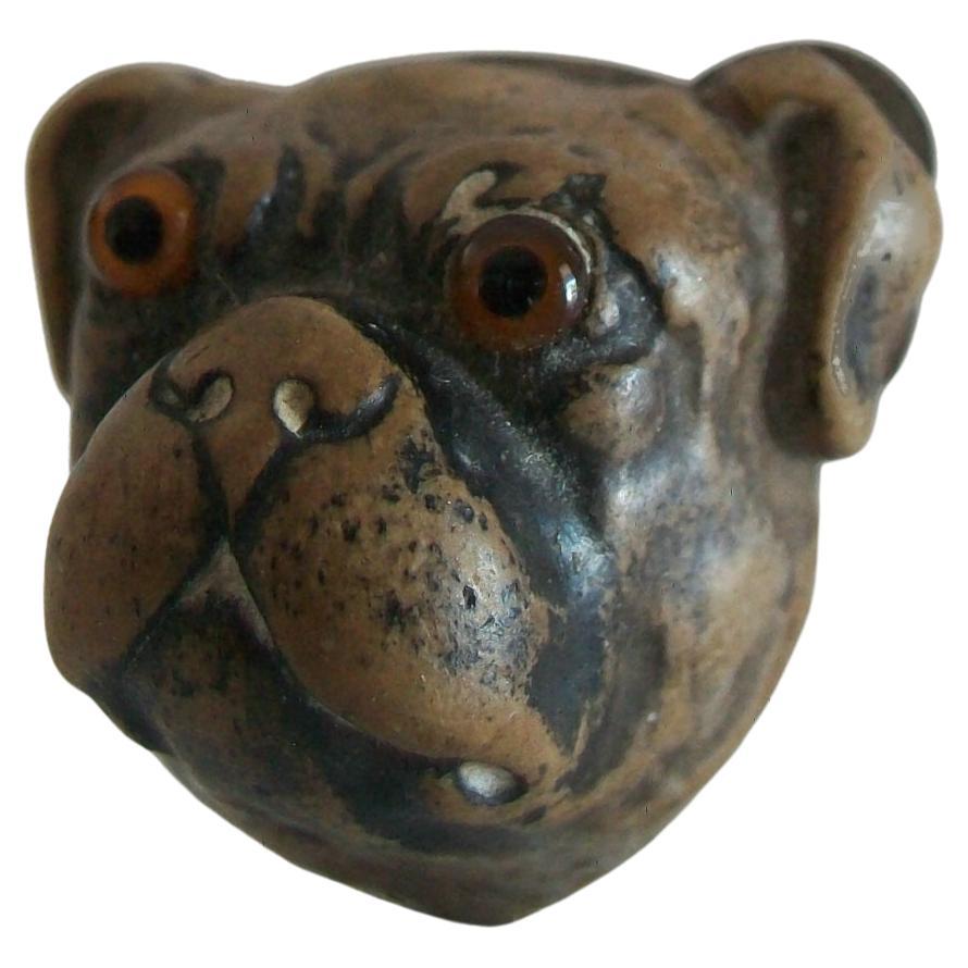 Broche/épingle 'Bull Dog' en céramique émaillée - yeux en verre - Début du 20ème siècle