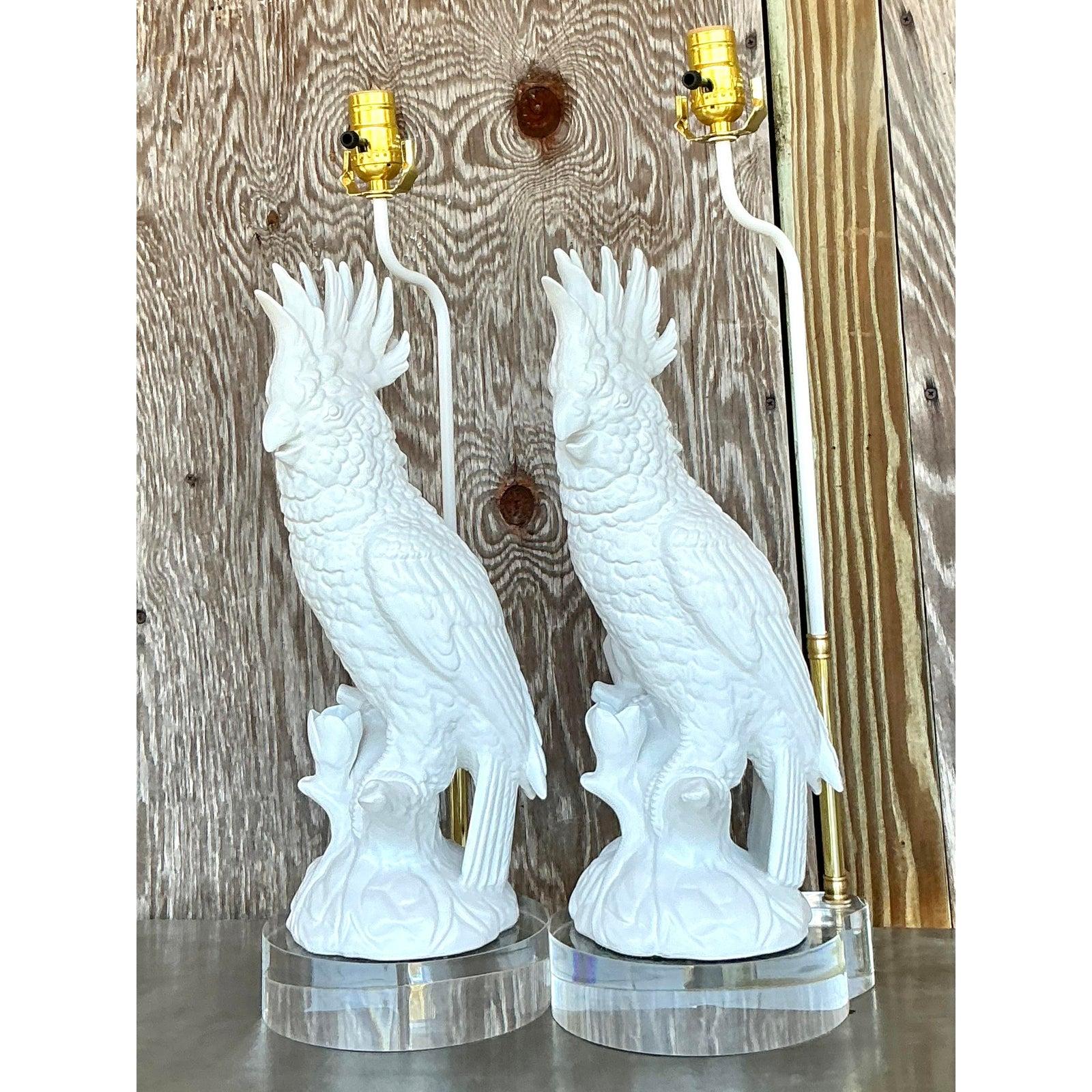 Élevez votre intérieur avec cette superbe paire de lampes cacatoès en céramique émaillée vintage. Dotées d'un élégant design sculptural, ces lampes présentent des cacatoès joliment détaillés perchés sur des socles décoratifs, dégageant un charme