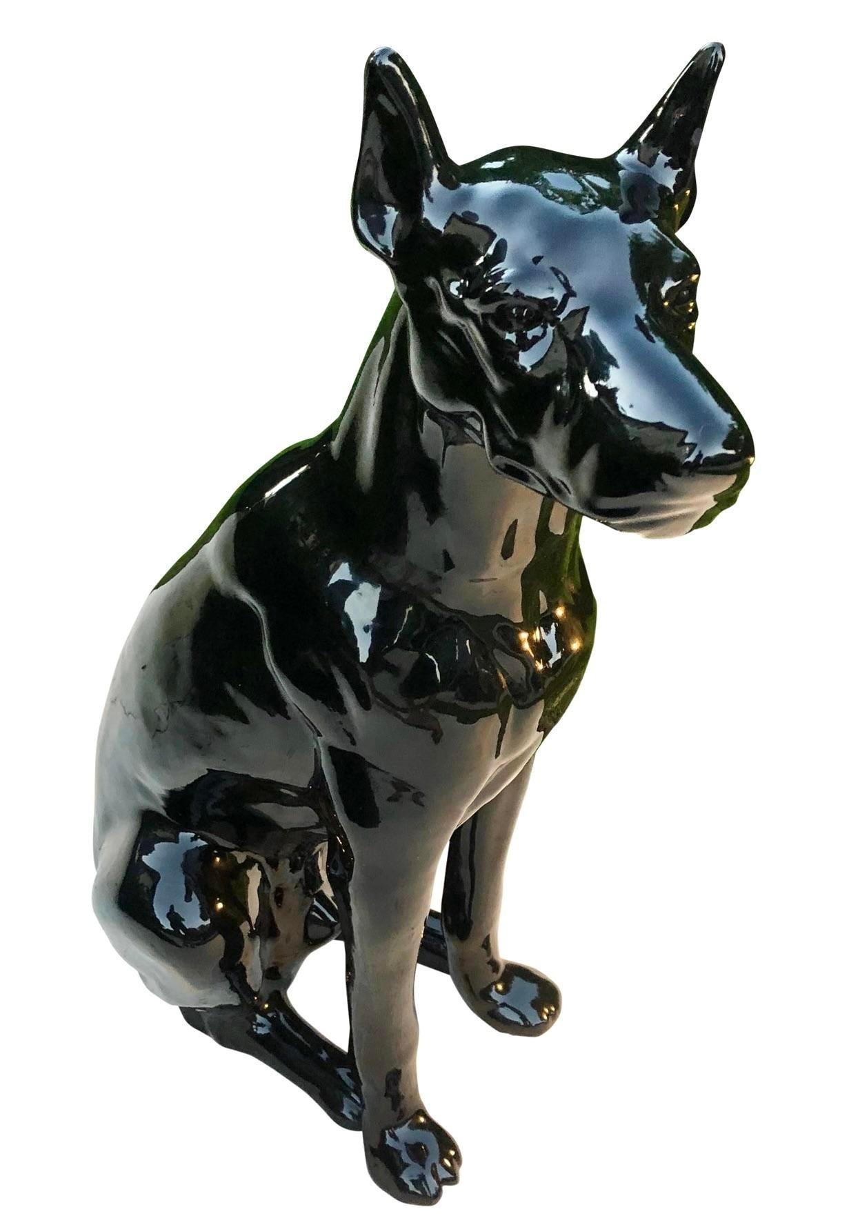 Ein fabelhafter Boho-Hund im Vintage-Stil. Ein schickes, lebensgroßes Modell aus glasierter Keramik in Schwarz. Eine großartige Möglichkeit, jedem Raum einen Hauch von Glamour zu verleihen. Erworben aus einem Nachlass in Palm Beach.