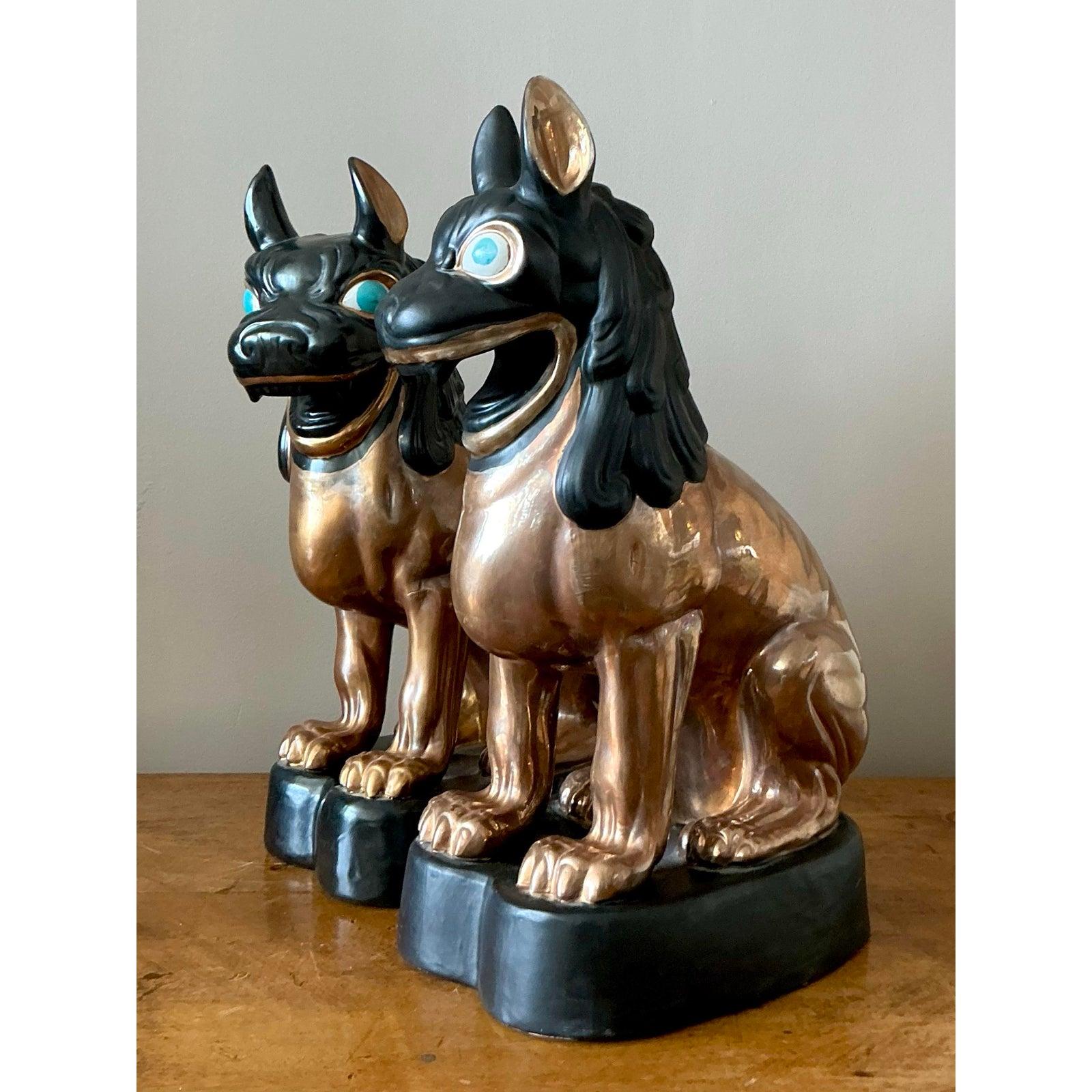Gardez votre espace avec un style inégalé grâce à cette captivante paire de Foo Dogs en céramique vintage. Inspirée du lion gardien traditionnel chinois, chaque statue présente un glaçage bicolore spectaculaire, combinant un riche corps en bronze