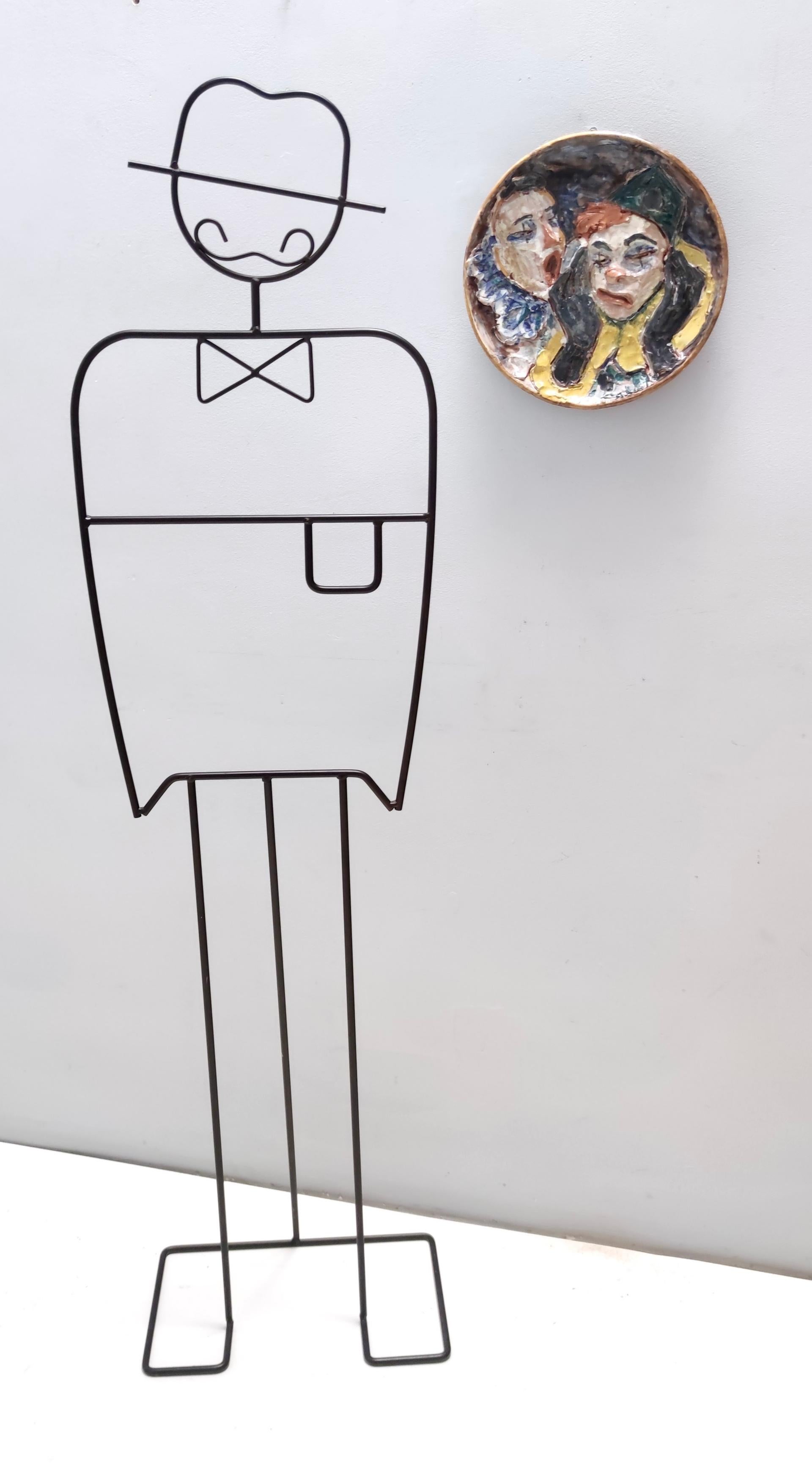 Made in Italy, anni '50. 
Si tratta di un piatto in ceramica smaltata che raffigura due clown con due comportamenti contrastanti, che conferiscono alla scena una narrazione poetica ricca di suggestioni e possibili interpretazioni.
È vintage, quindi
