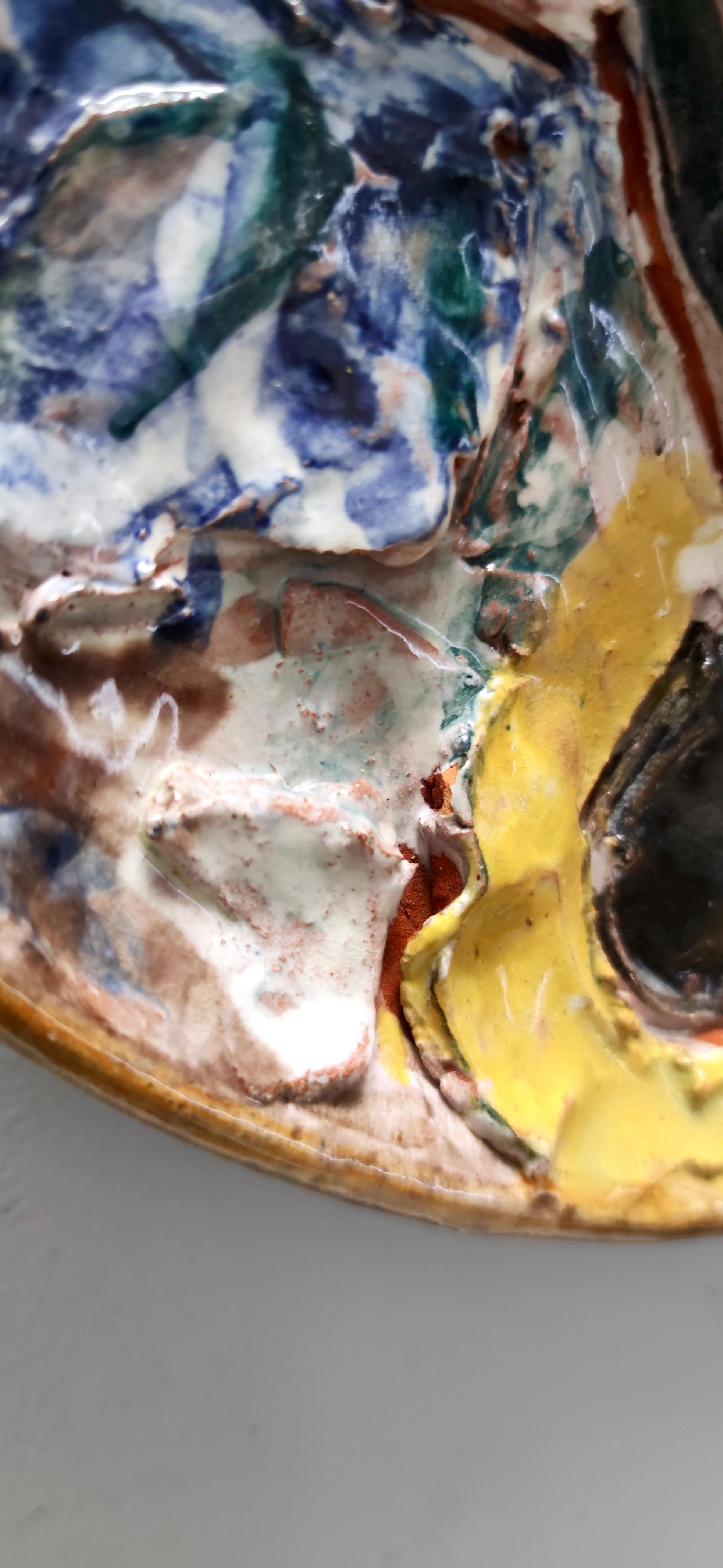 Metà XX secolo Piatto vintage in ceramica smaltata con due pagliacci, Italia in vendita
