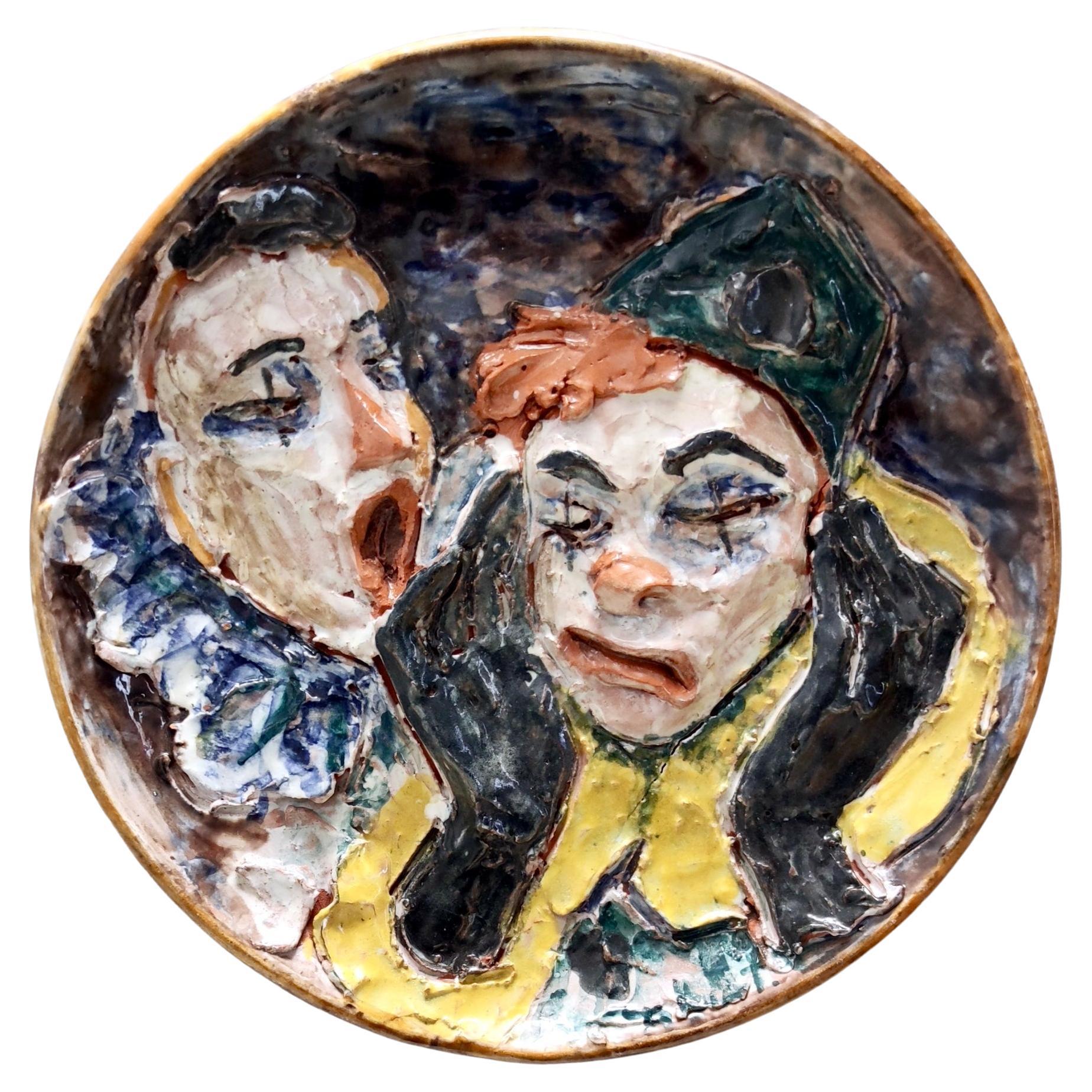 Vieille assiette en céramique émaillée avec deux clowns, Italie