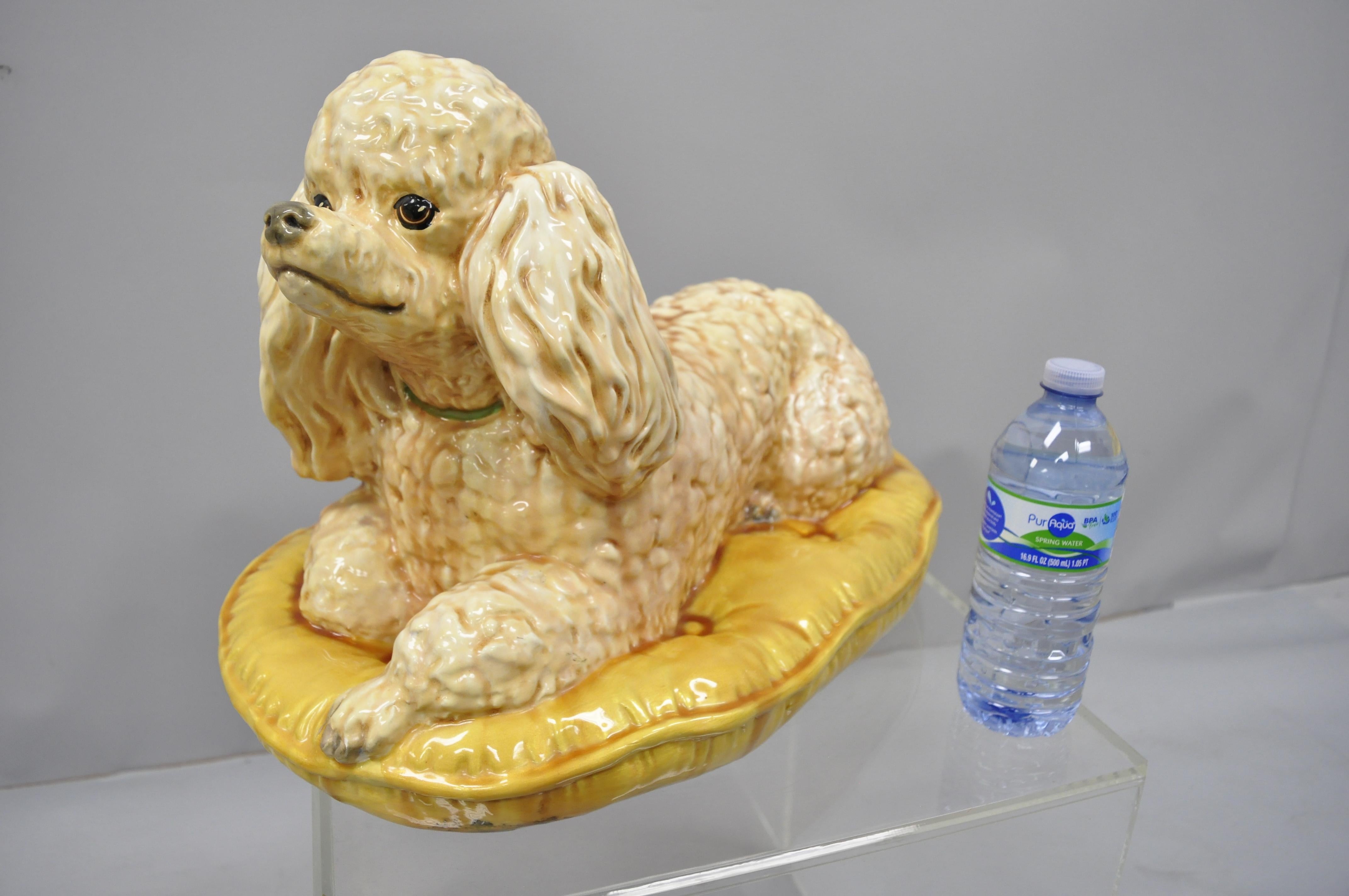 Vintage glasierte Keramik Pudel Hund auf Gold tufted Kissen Figur. Der Artikel zeigt einen großen, lebensechten Pudel, der auf einem Kissen mit goldenen Knöpfen ruht. Die Aufschrift scheint 