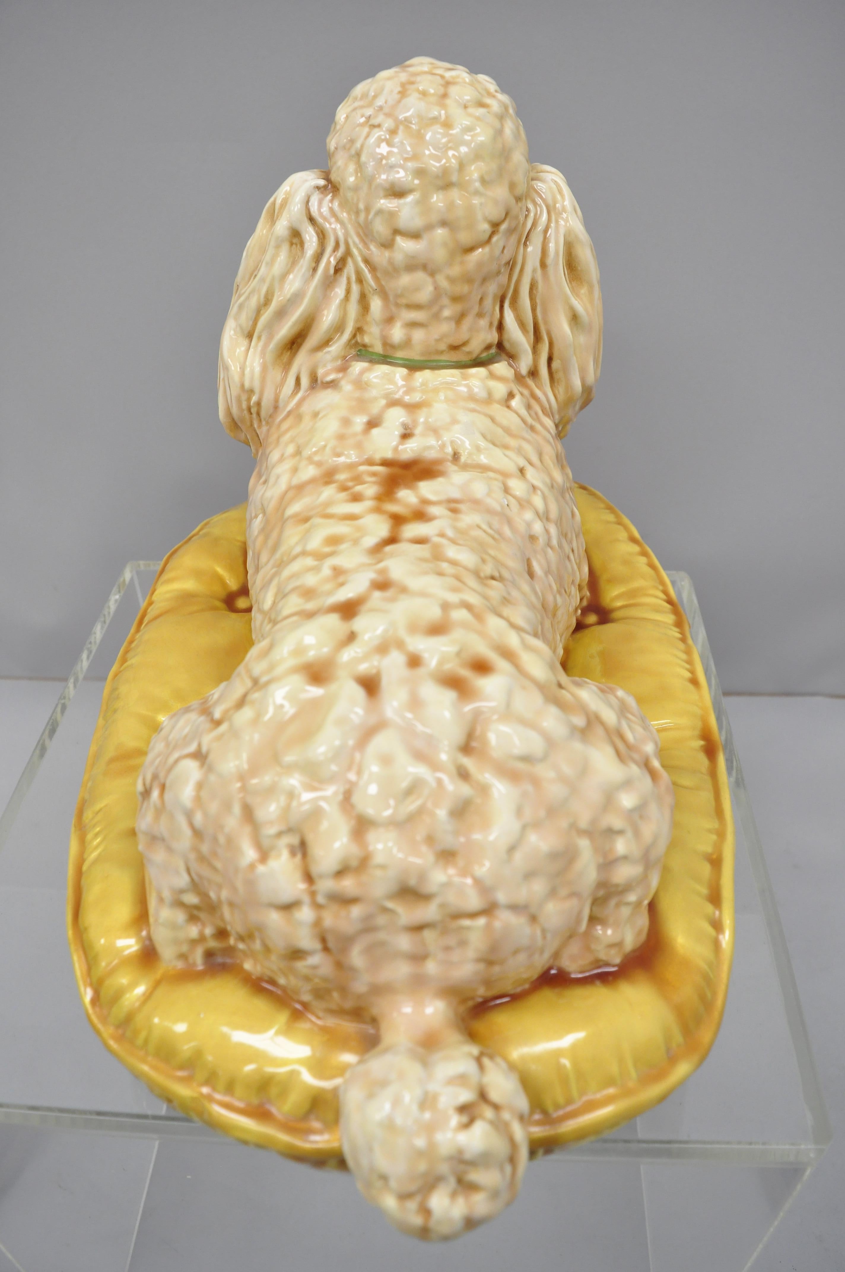 Vintage glasierte Keramik Pudel-Hunde-Figur auf Gold getuftetem Kissen, Statue-Figur, Vintage 1