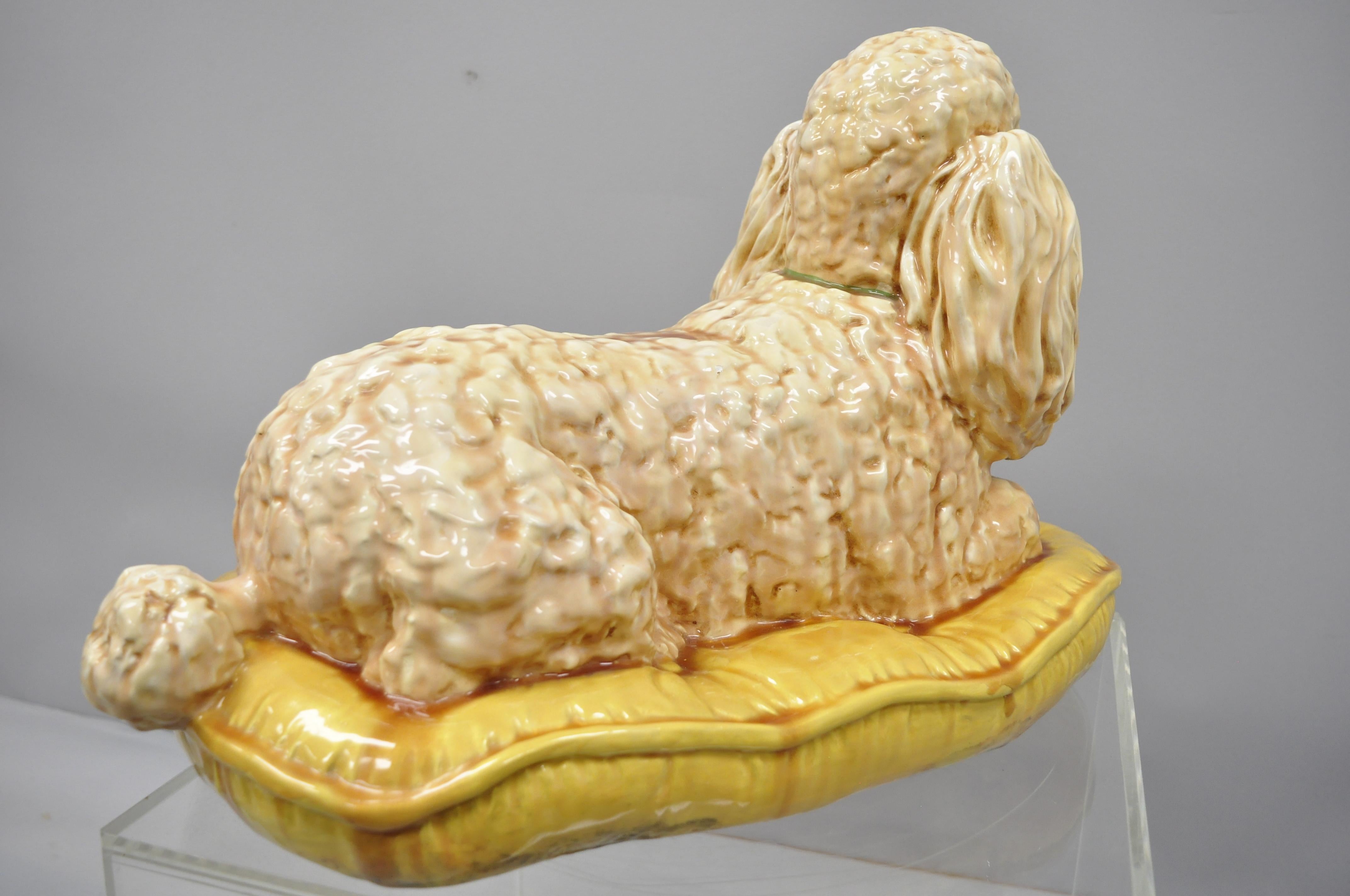 Vintage glasierte Keramik Pudel-Hunde-Figur auf Gold getuftetem Kissen, Statue-Figur, Vintage 4