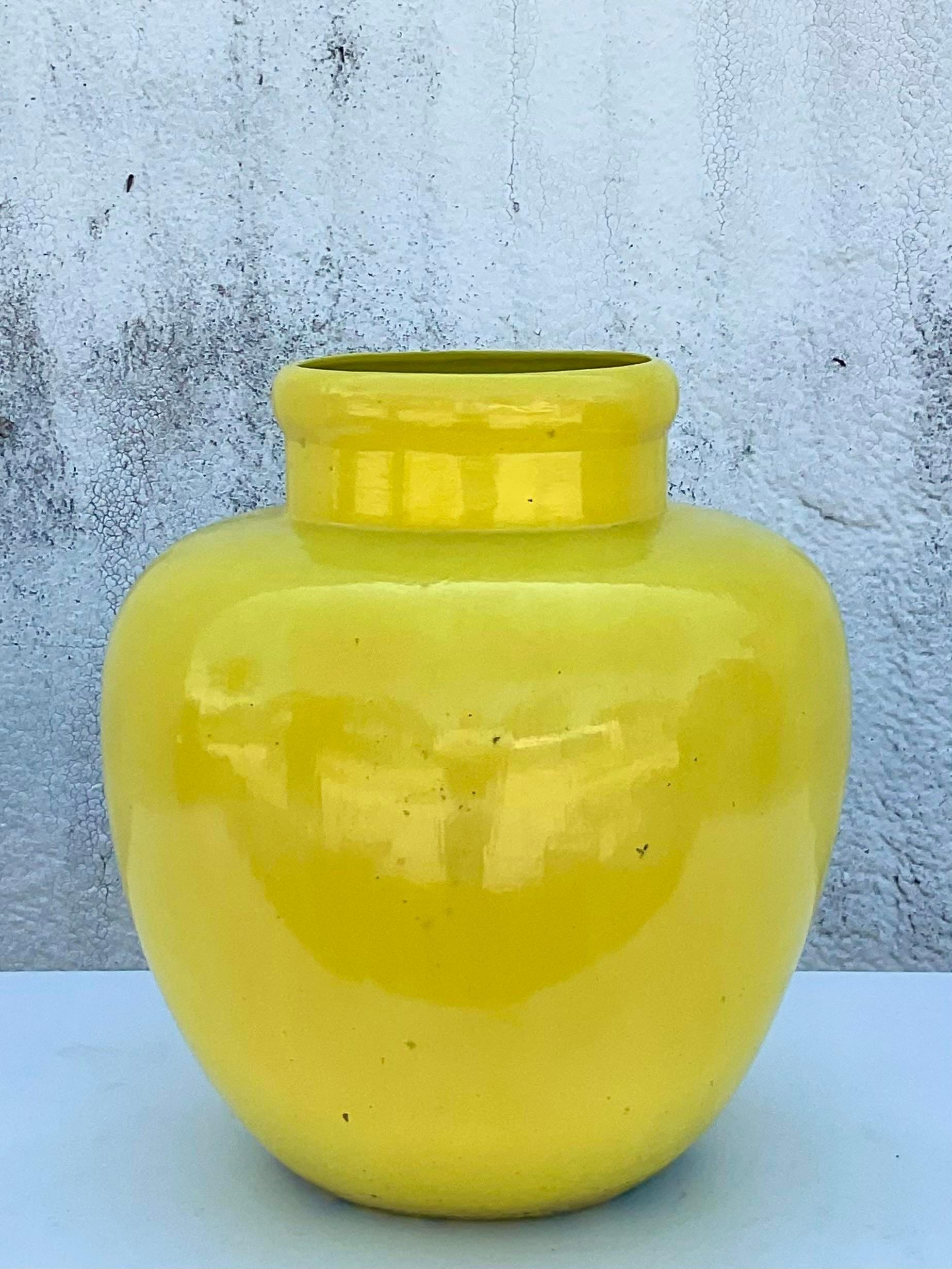 Fantastische glasierte Vintage-Keramik-Urne. Schönes leuchtendes Gelb in glänzender Ausführung. Gebohrt für Entwässerung. Bringen Sie ein wenig Farbe in jeden Raum. Teil einer Urnensammlung, die auch auf meiner Chairish-Seite erhältlich ist.