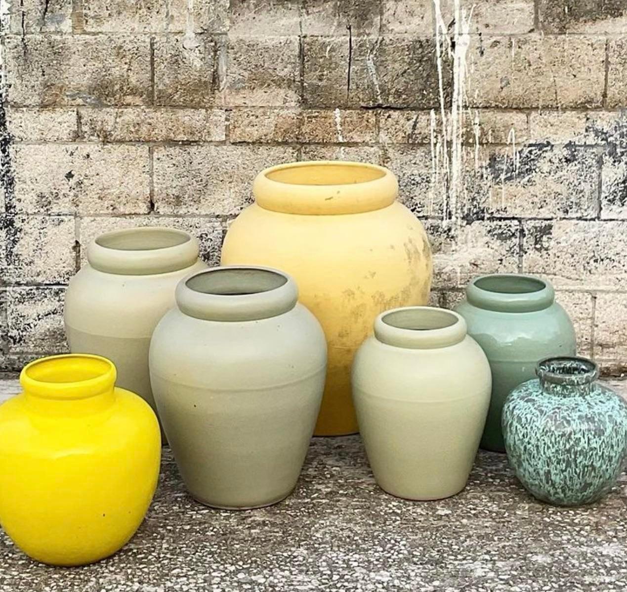 Gelbe glasierte Vintage-Urne aus Keramik (Töpferwaren) im Angebot