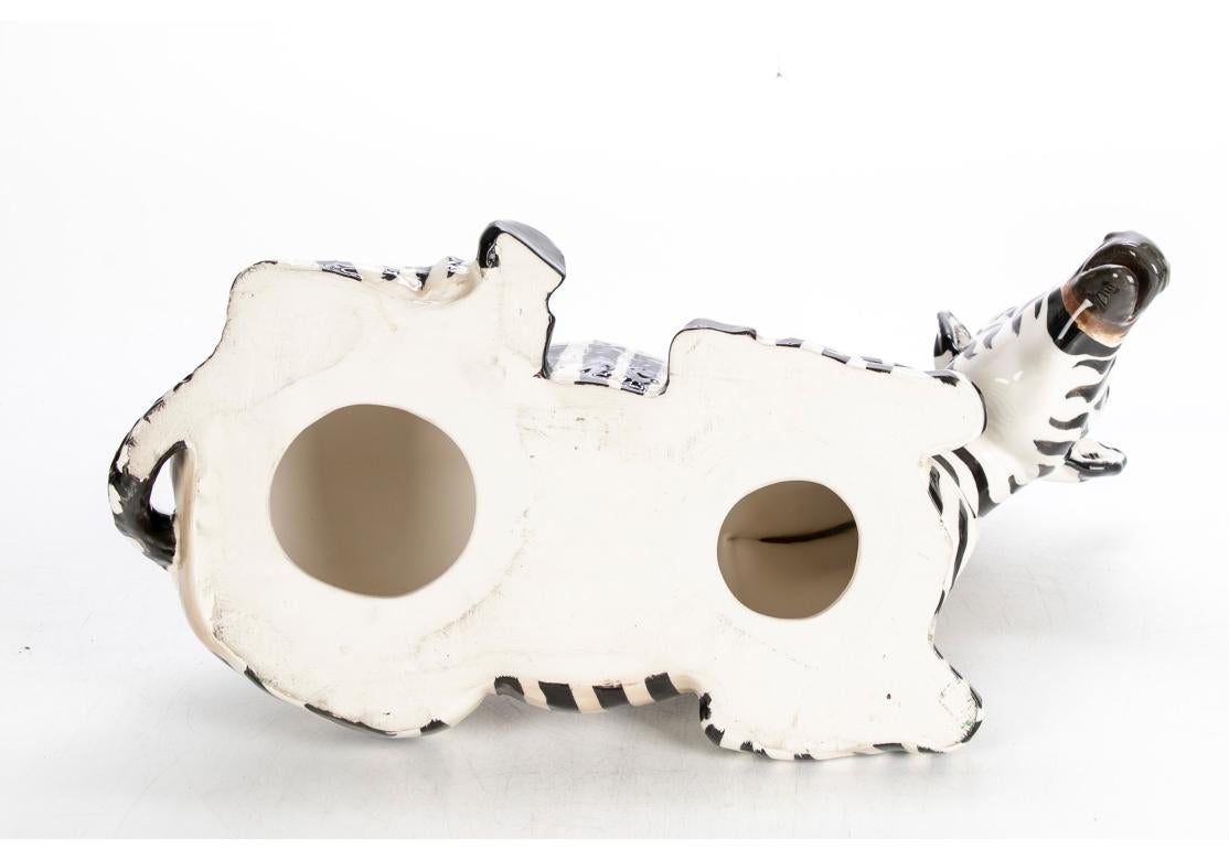 Una zebra supina finemente smaltata in bianco e nero con un naso marrone. Firmato The Townsends e datato 1981. The Townsends è noto per le sue forme realistiche di animali.

Dimensioni: L. 20