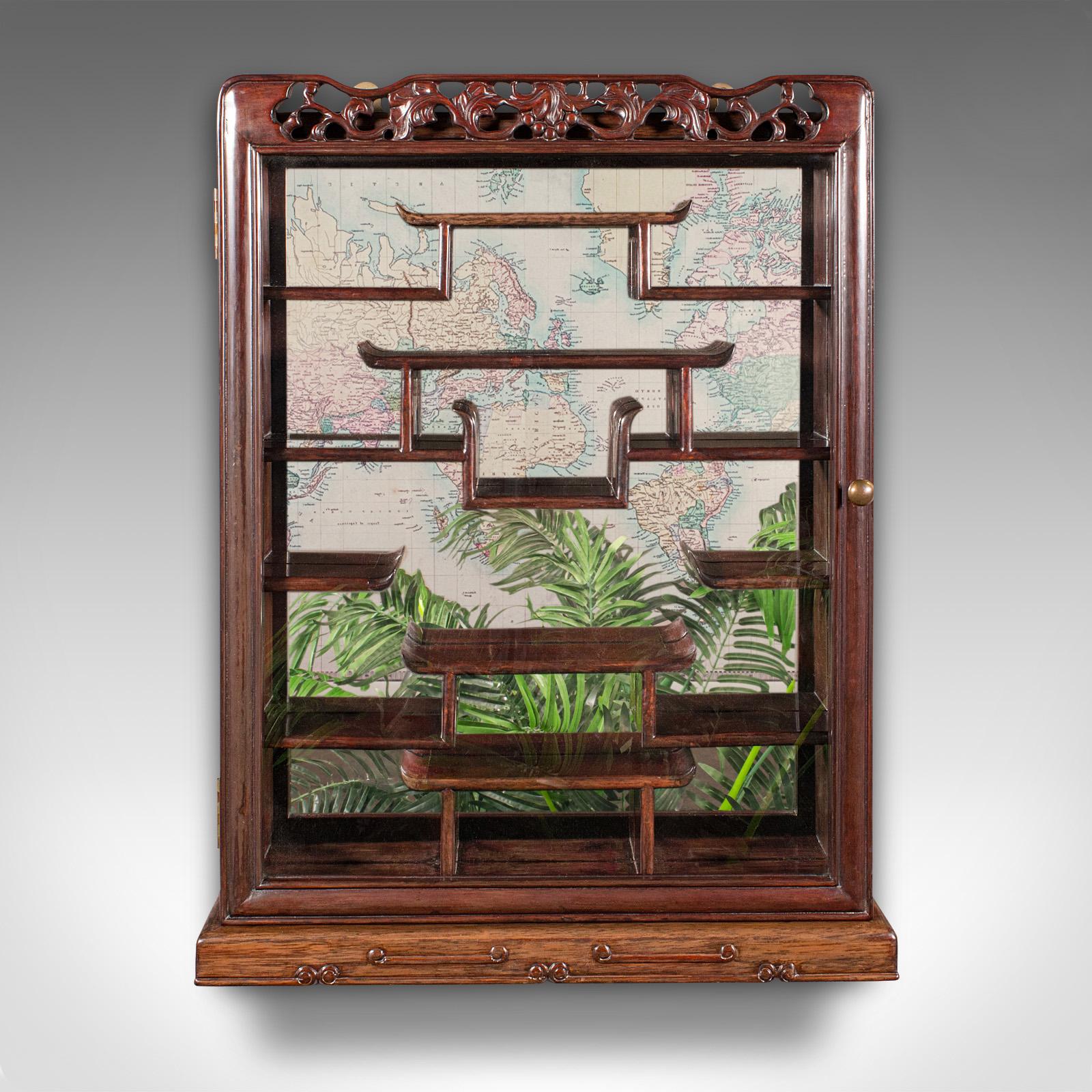 Se trata de una vitrina esmaltada de época, de artesanía china y con un fino encanto de la época Art Déco, que data de hacia 1940. Bellamente elaborado en nogal, el armario ofrece una presentación refinada con carácter oriental.

Elegante parte