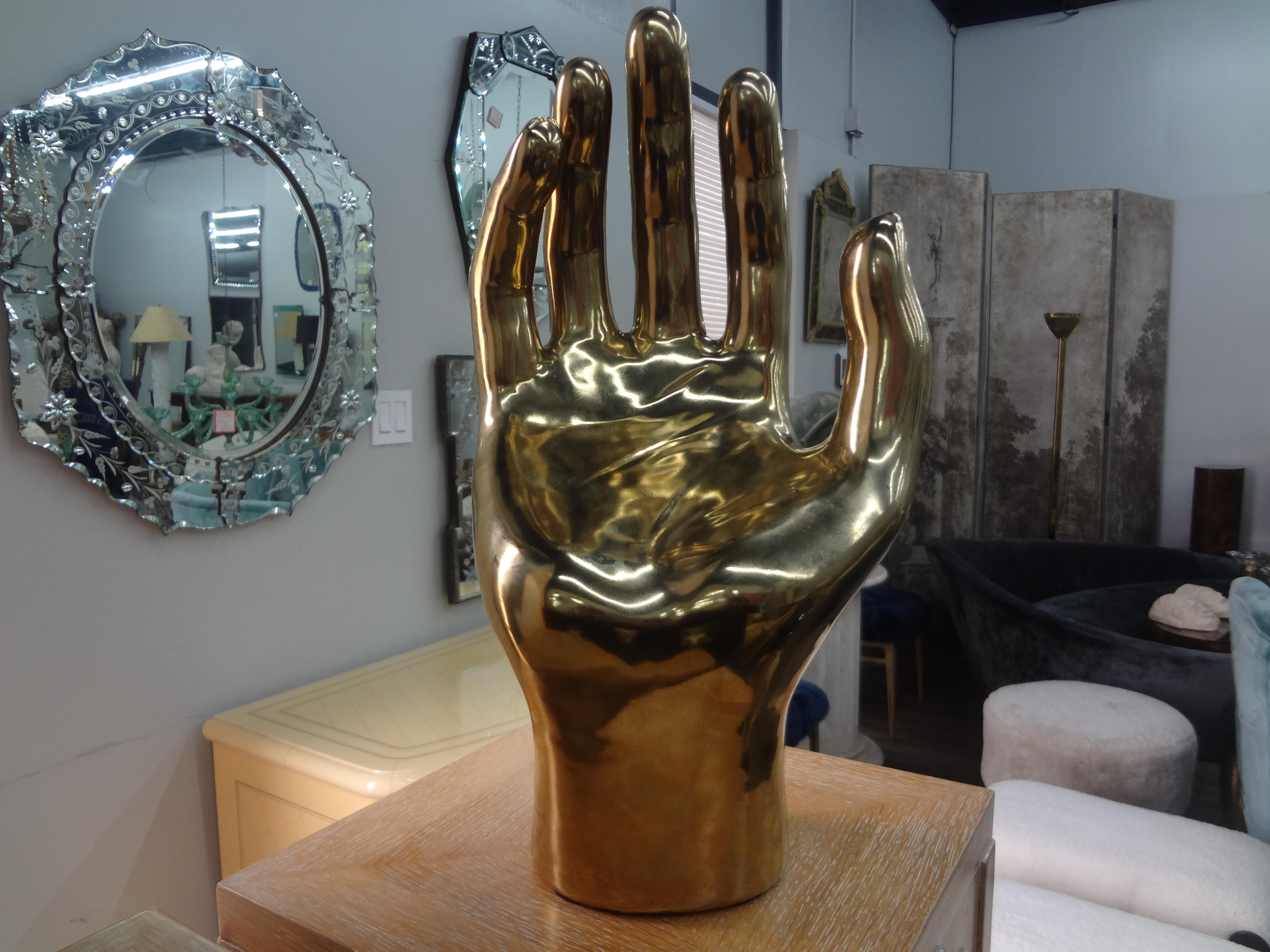 Grande sculpture à main vintage en céramique émaillée et dorée.
Cette étonnante sculpture en céramique émaillée et dorée du 20e siècle représente une grande main. 
Excellent accessoire pour la table basse ou la bibliothèque !